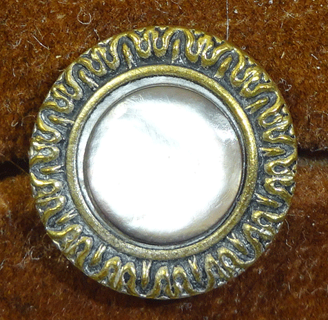 Small pearl in metal frame