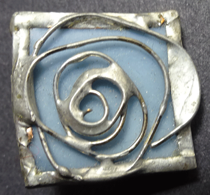 nd833-stylised-rose-on-palbe-blue-squ.gif