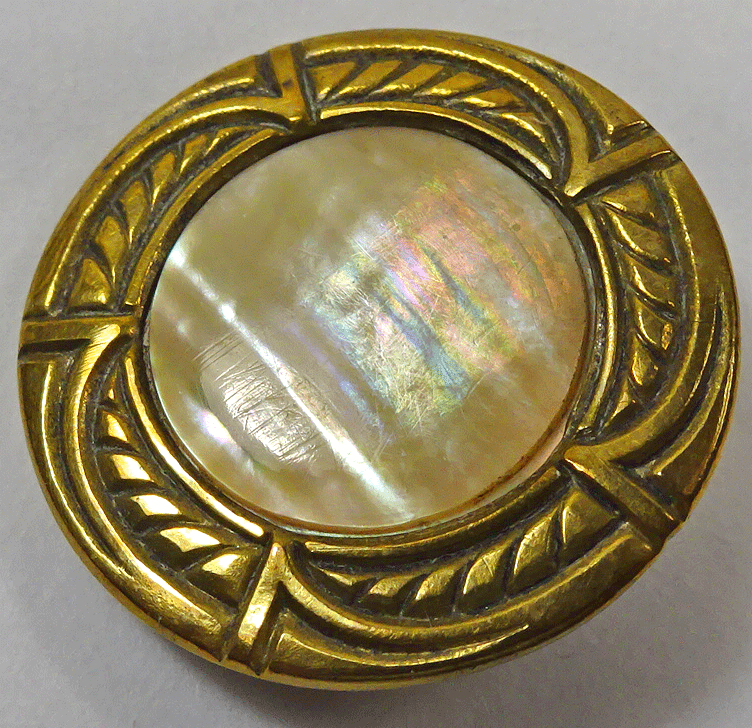 Pearl in gilt metal rim