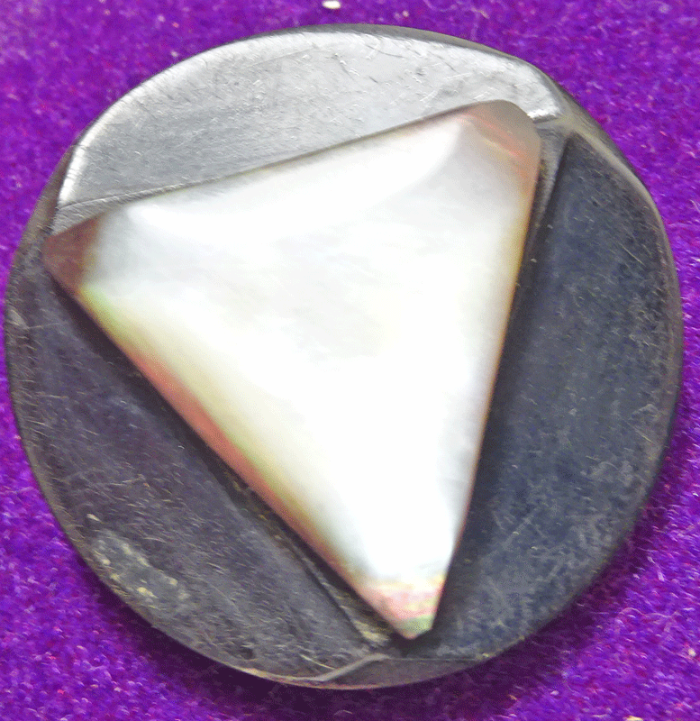 nmof302-pearl-triangle-on-black.gif