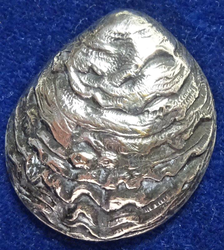 Metal oyster shell