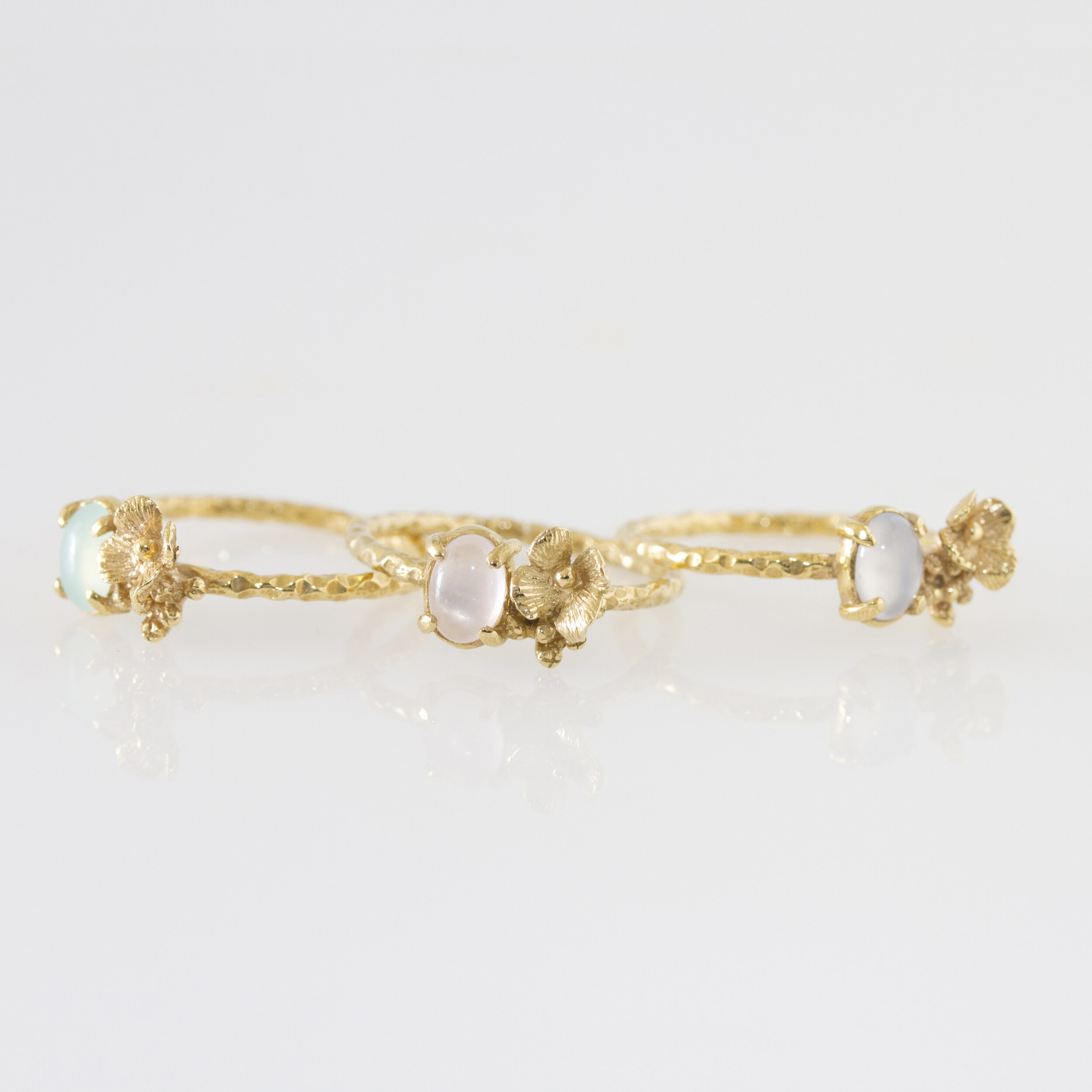 Bague hortensia cabochon de créateur paris or 18k ( or jaune, or gris, or blanc, or rose), argent sterling 925, vermeil (plaqué or)