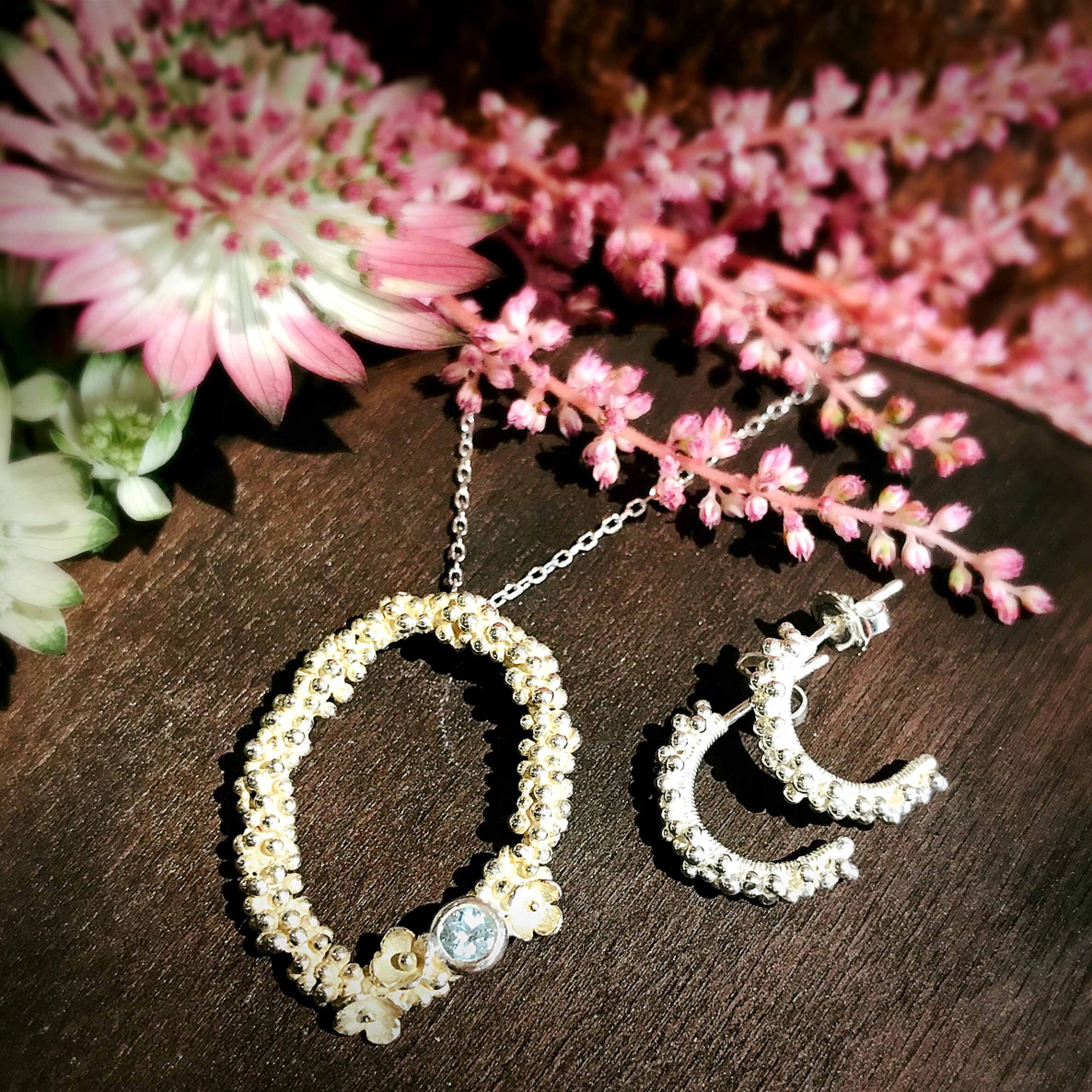Boucles d'oreilles Fleurs Couronne demi-cercle artisan bijoutier