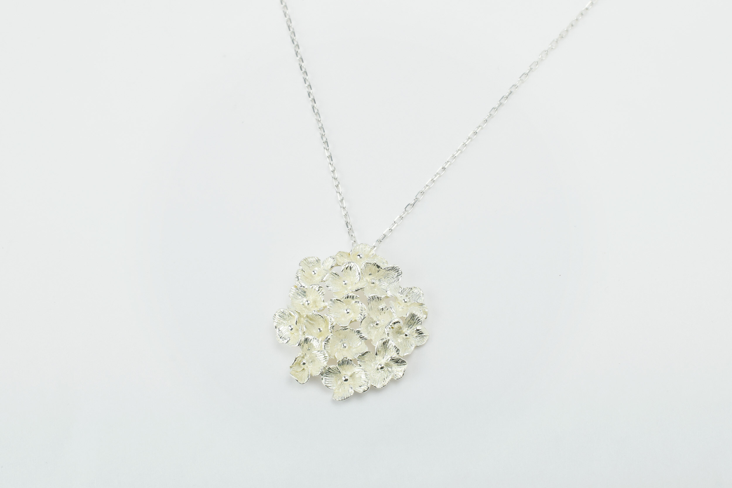 Collier hortensia rond artisan bijoutier