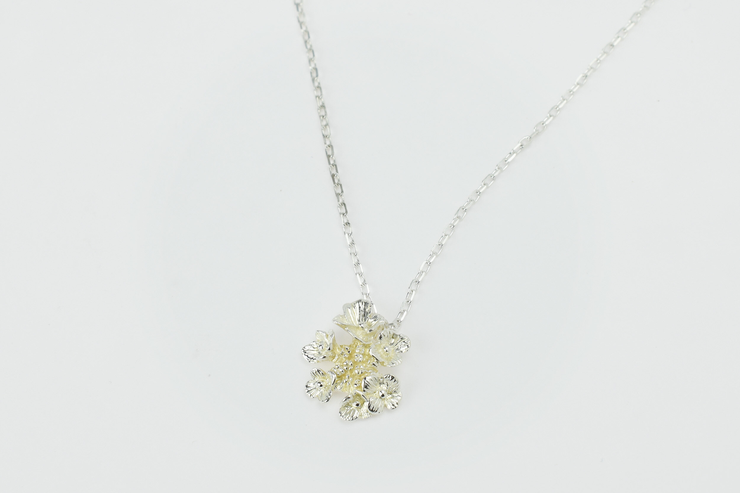 Collier hortensia pour femme - La lueur de l'aube
