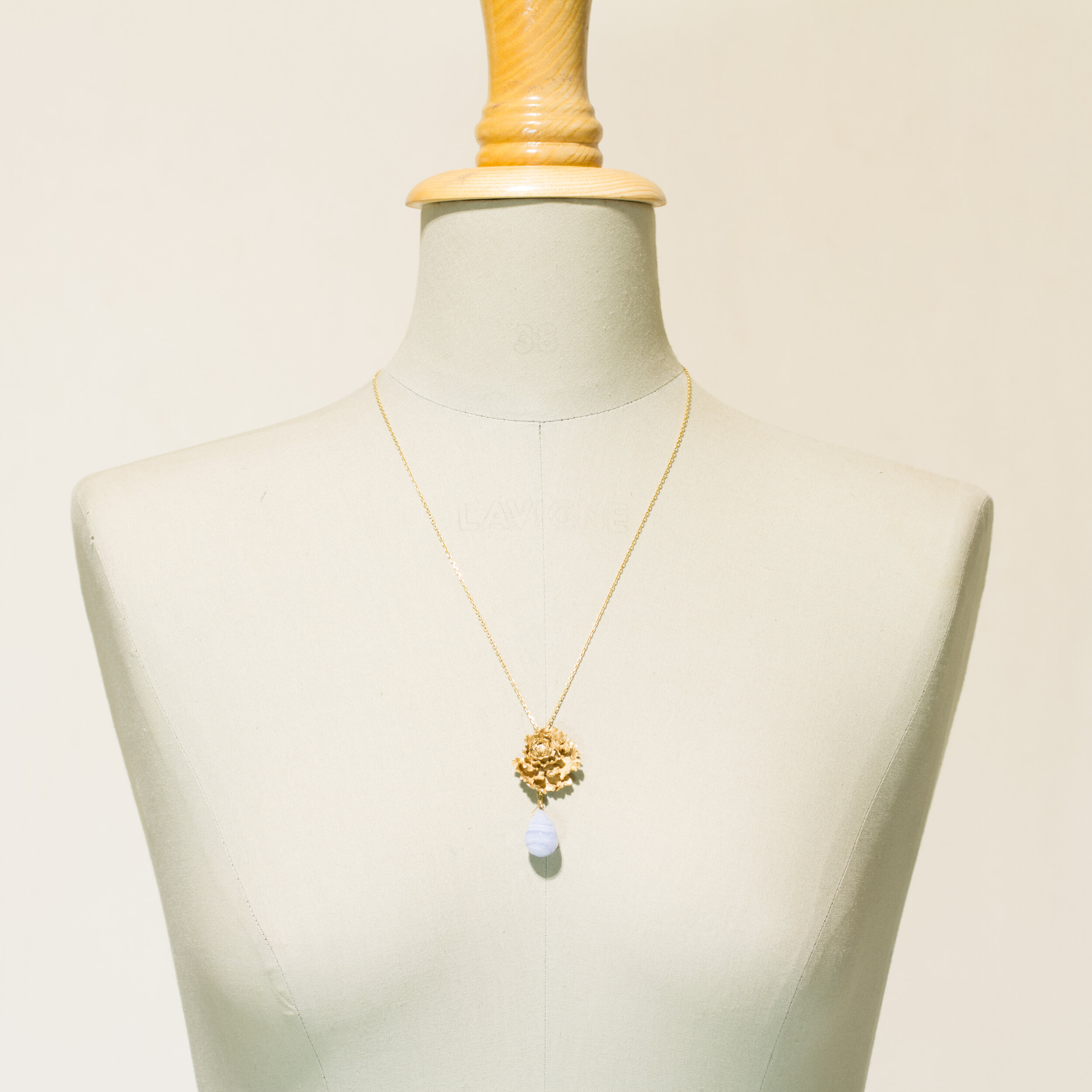 Collier pivoine brillant artisan bijoutier