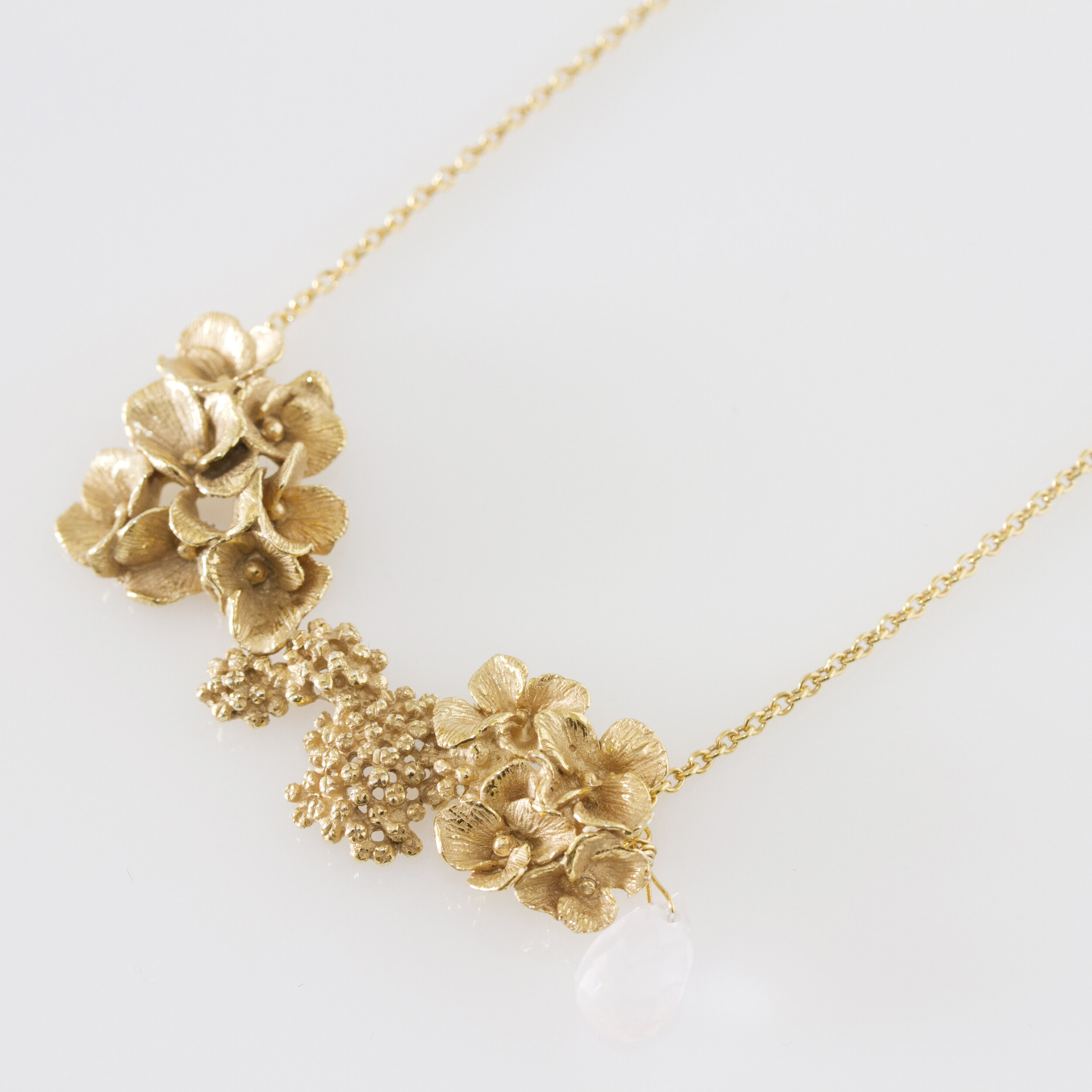 Collier hortensia en floraison créateur paris or 18k ( or jaune, or gris, or blanc, or rose), argent sterling 925, vermeil (plaqué or)