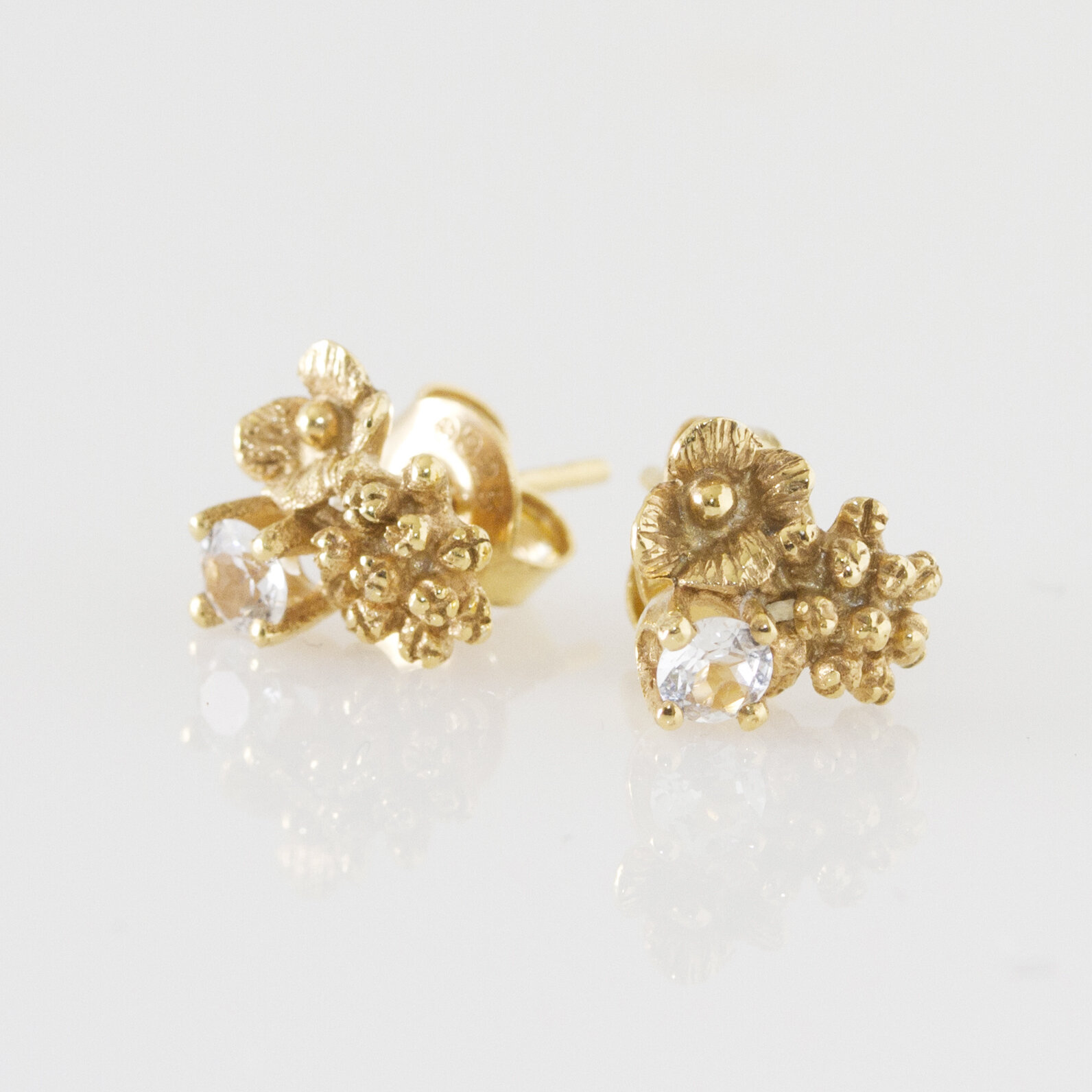 Petite boucles d'oreilles hortensia bijoutier parisien or 18k ( or jaune, or gris, or blanc, or rose), argent sterling 925, vermeil (plaqué or)