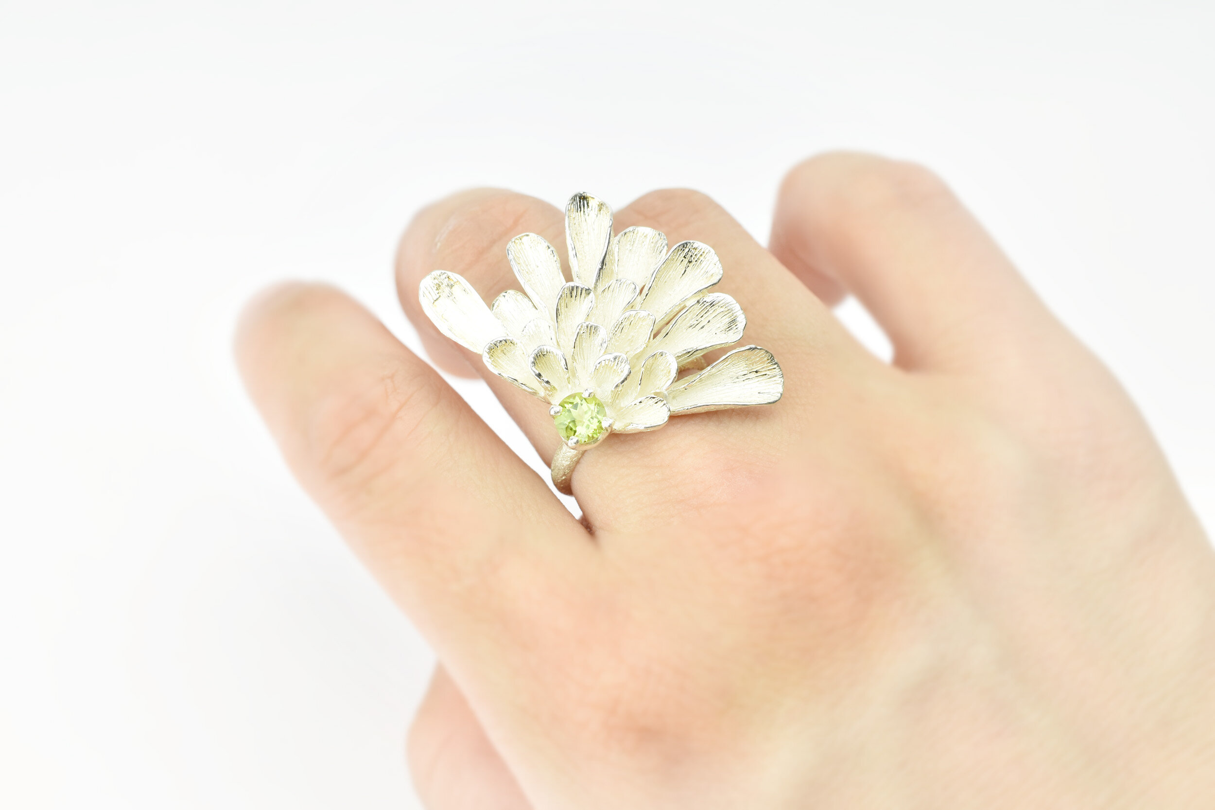 Bague Dahlia créateur avec pierre