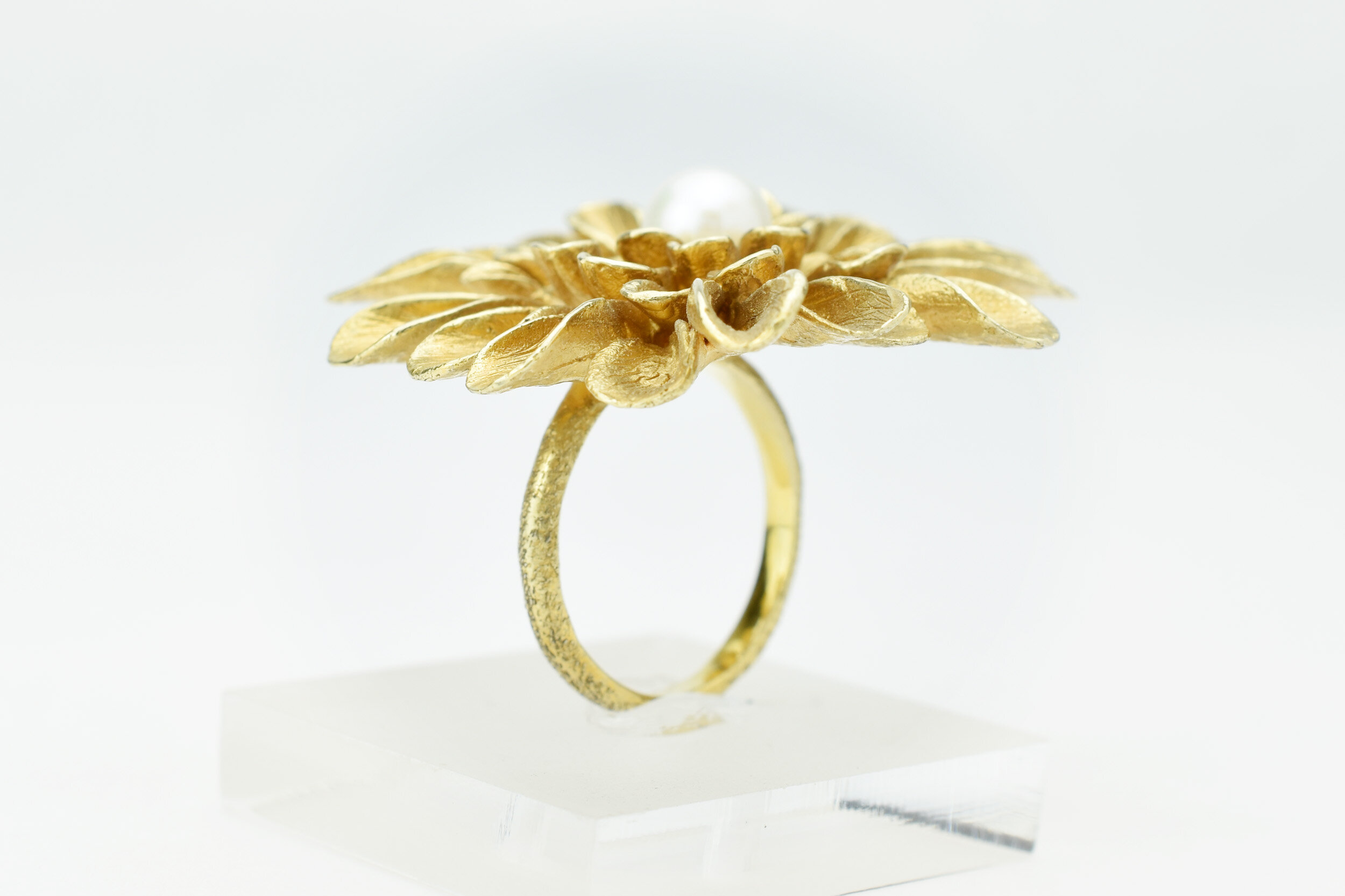 Bague fleur Dahlia de créateur paris or 18k ( or jaune, or gris, or blanc, or rose), argent sterling 925, vermeil (plaqué or)