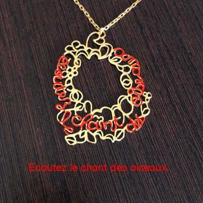 Inscription "écoutez le chant des oiseaux" caché dans le collier rond - La lueur de l'aube