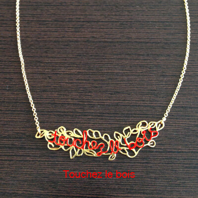 Collier avec inscription cachée "touchez le bois" - La lueur de l'aube