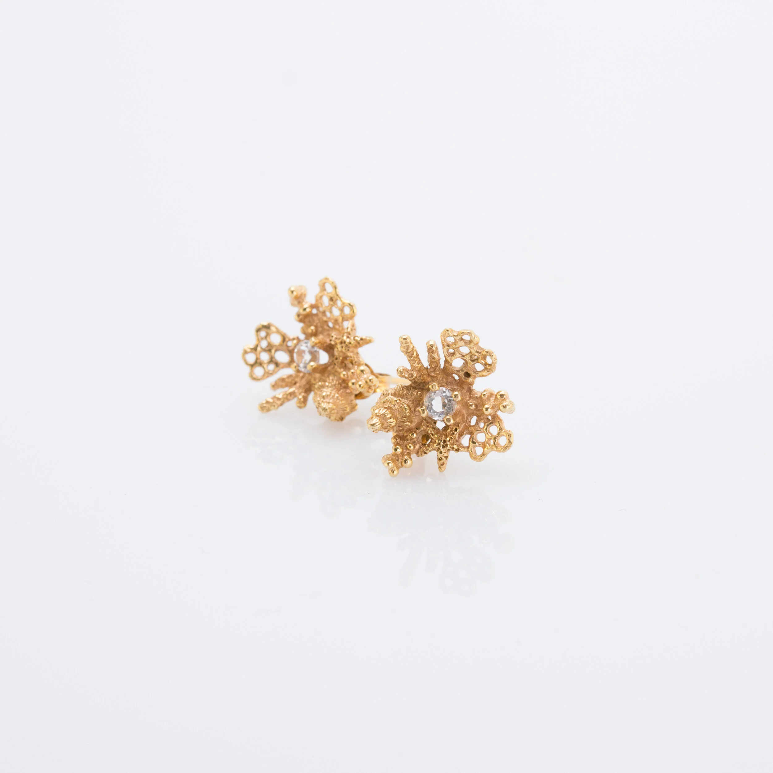 Dans la mer | tiny triangle earrings | Boucles d'oreilles triangle