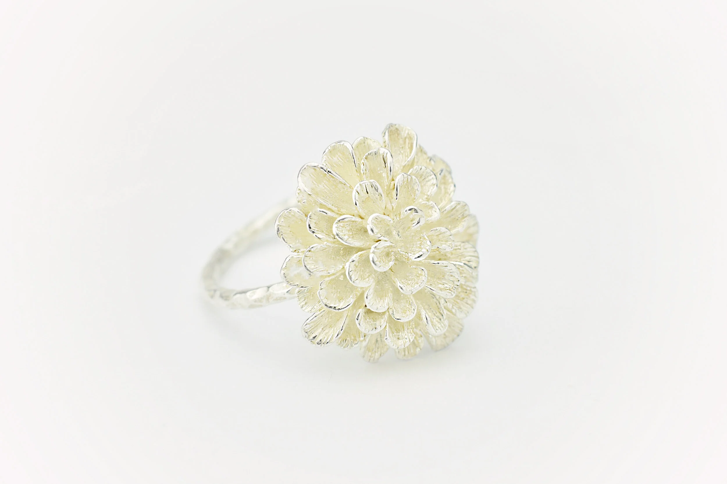 Bague fleur Dahlia artisan bijoutier parisien