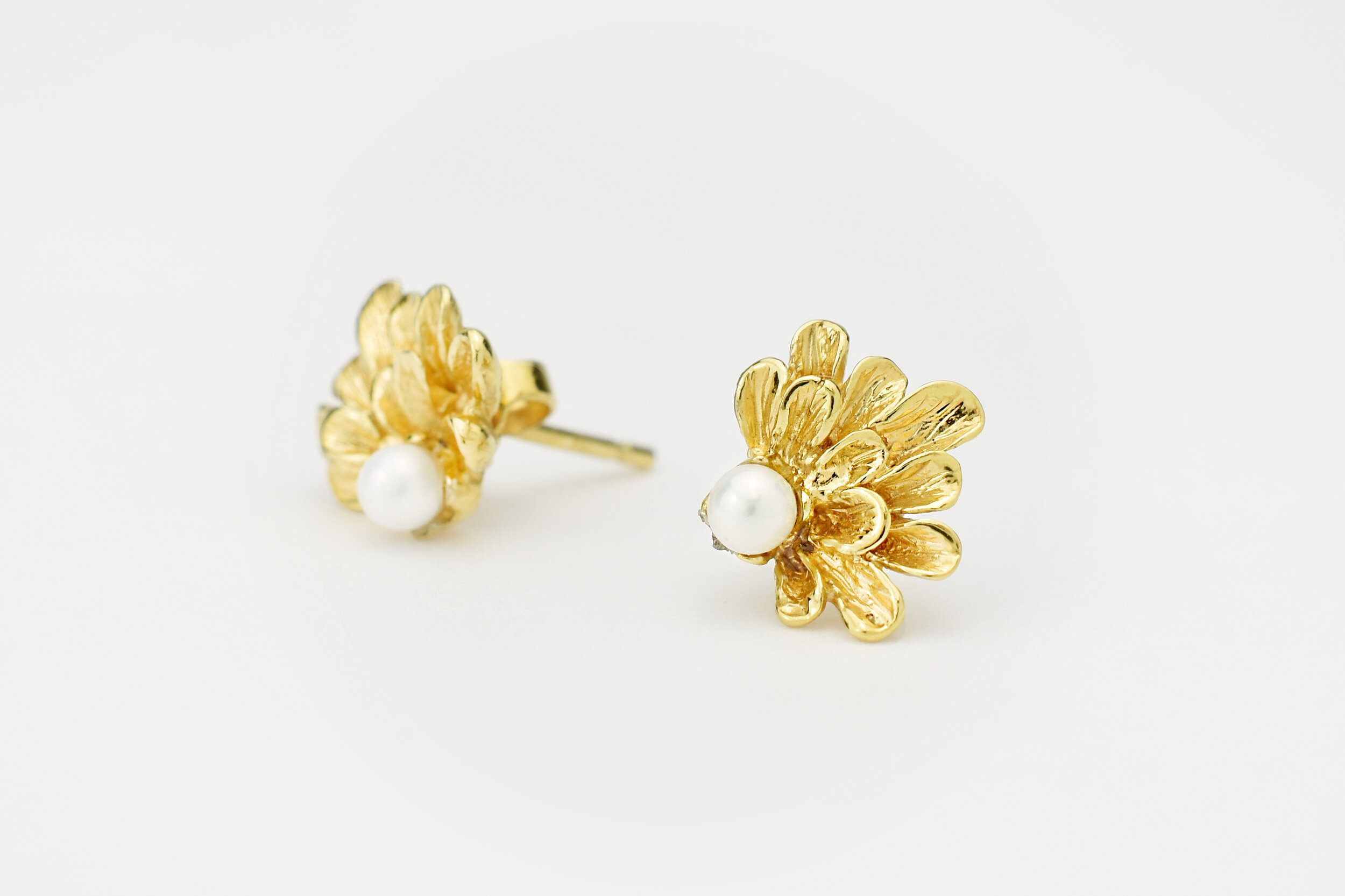 Petites boucles d'oreilles fleurs Dahlia 18 carats ( or jaune, or gris, or blanc, or rose), argent 925 massif, vermeil (plaqué or) pour femmes