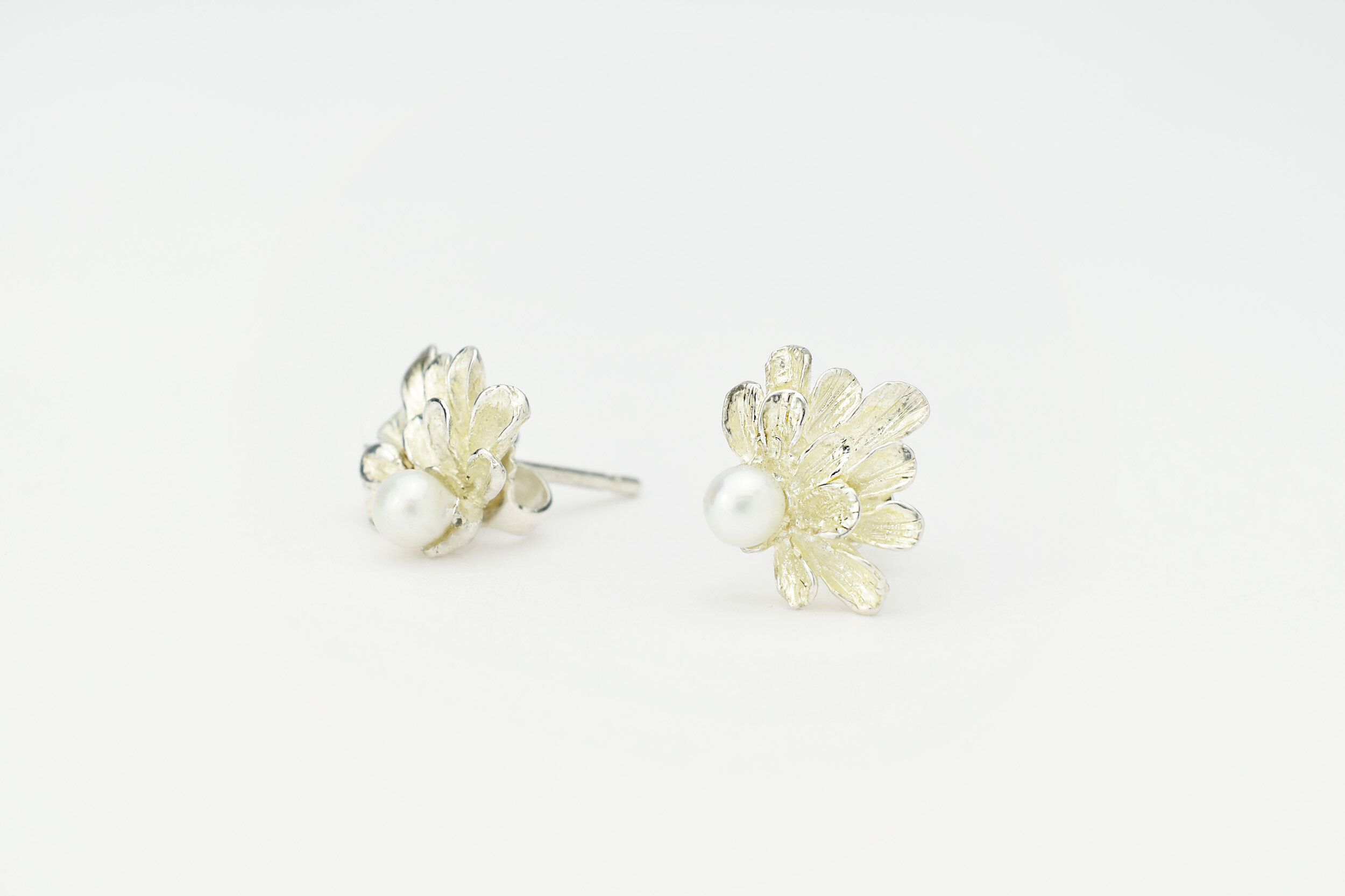 Petites boucles d'oreilles fleurs Dahlia artisan bijoutier paris 6