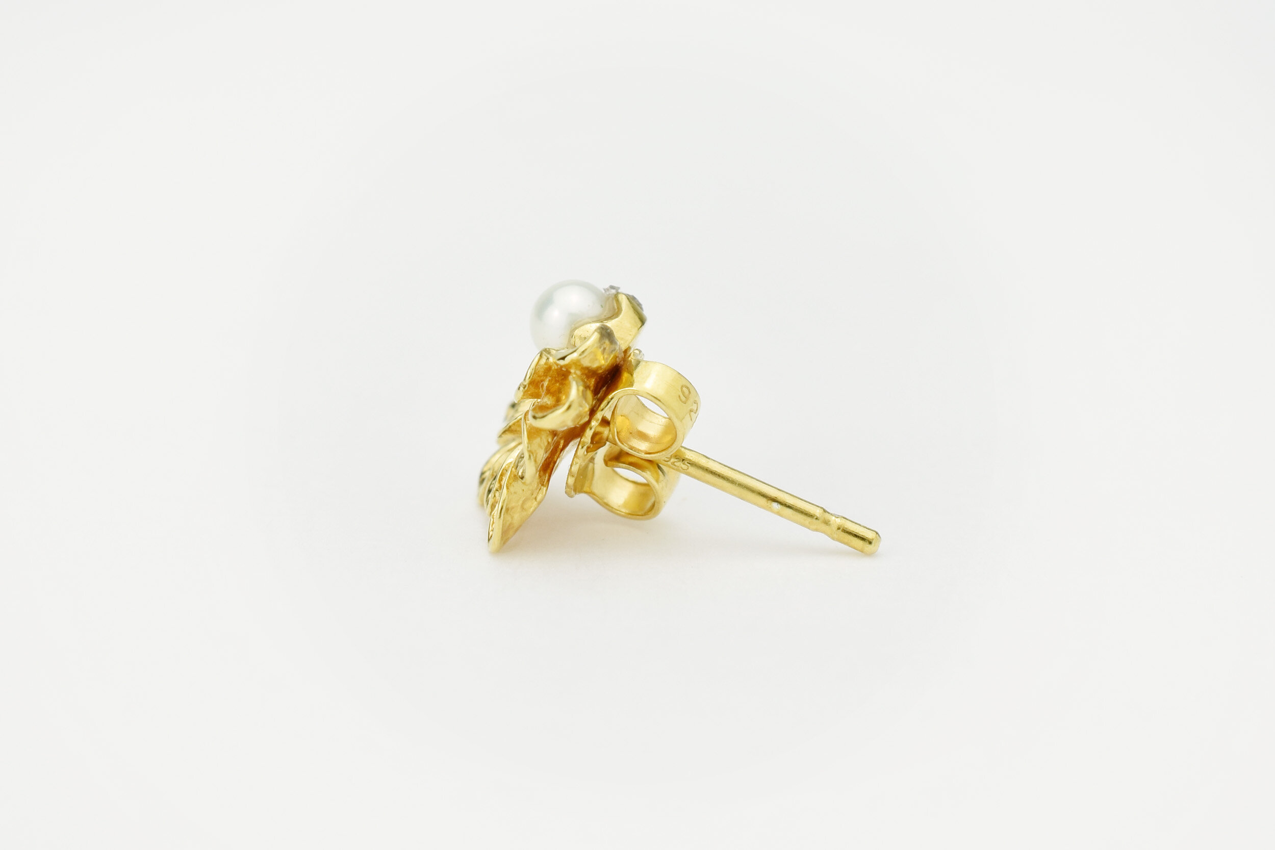 Petites boucles d'oreilles fleurs Dahlia joaillier parisien