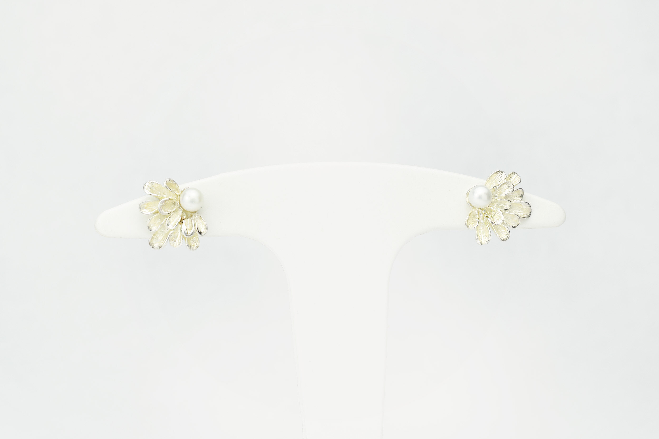 Petites boucles d'oreilles fleurs Dahlia made in France