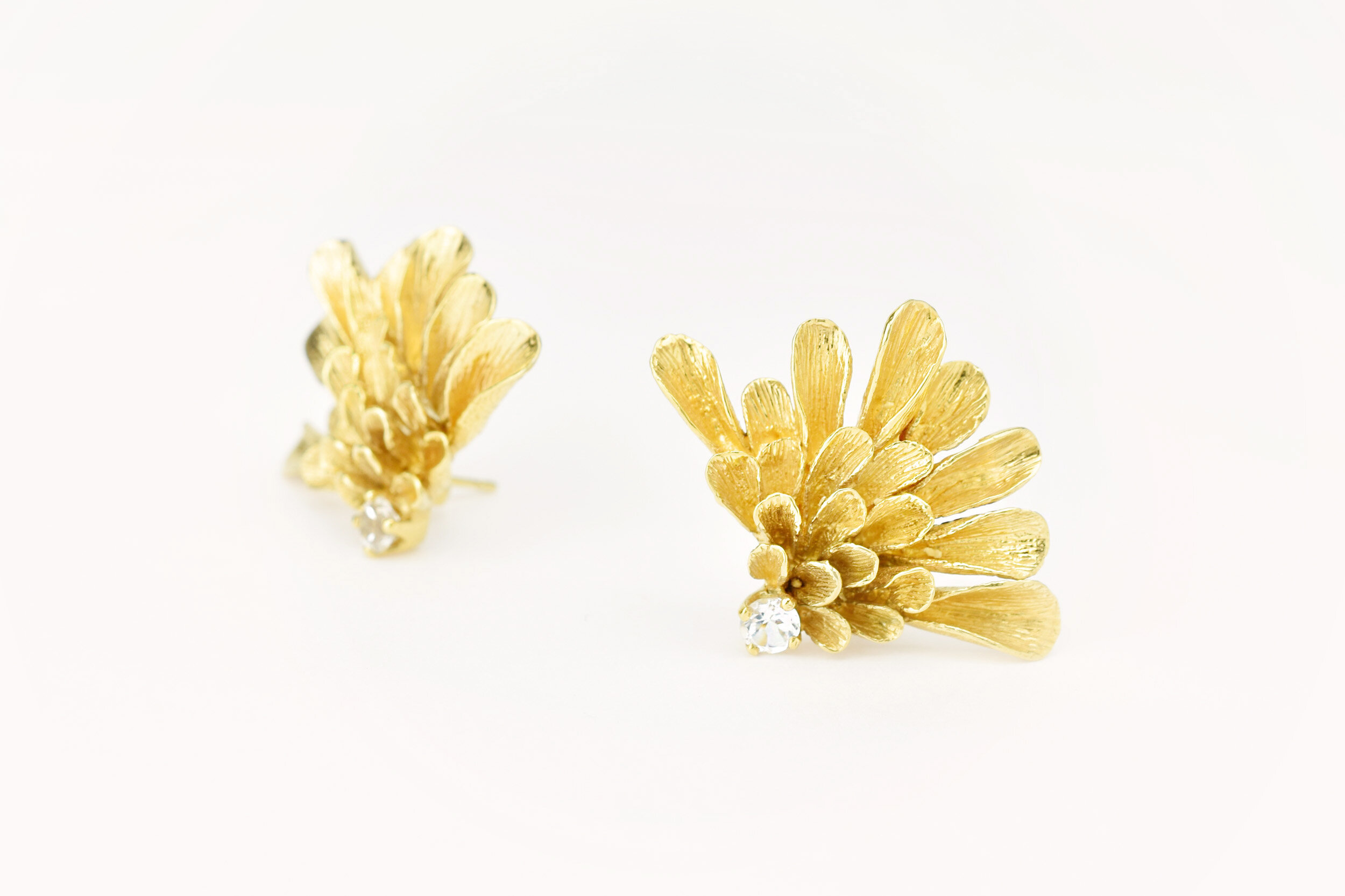 Boucles d'oreilles Dahlia demie-fleur or 18 carats ( or jaune, or gris, or blanc, or rose), argent 925 massif, vermeil (plaqué or) pour femmes