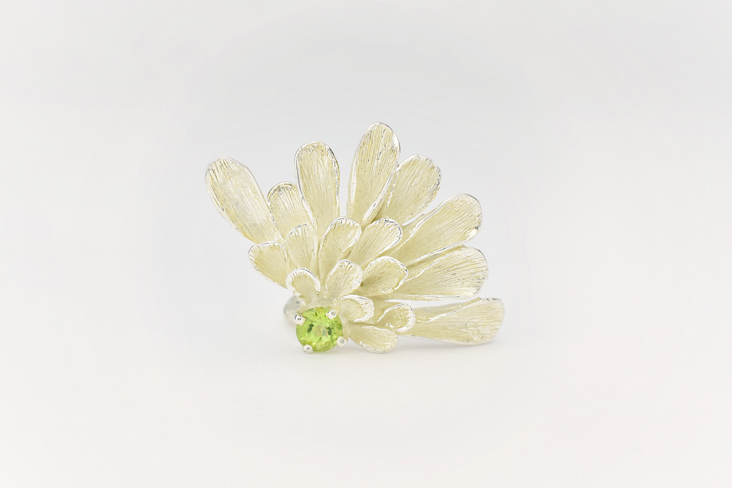 Boucles d'oreilles Dahlia demie-fleur créateur bijoutier à Paris