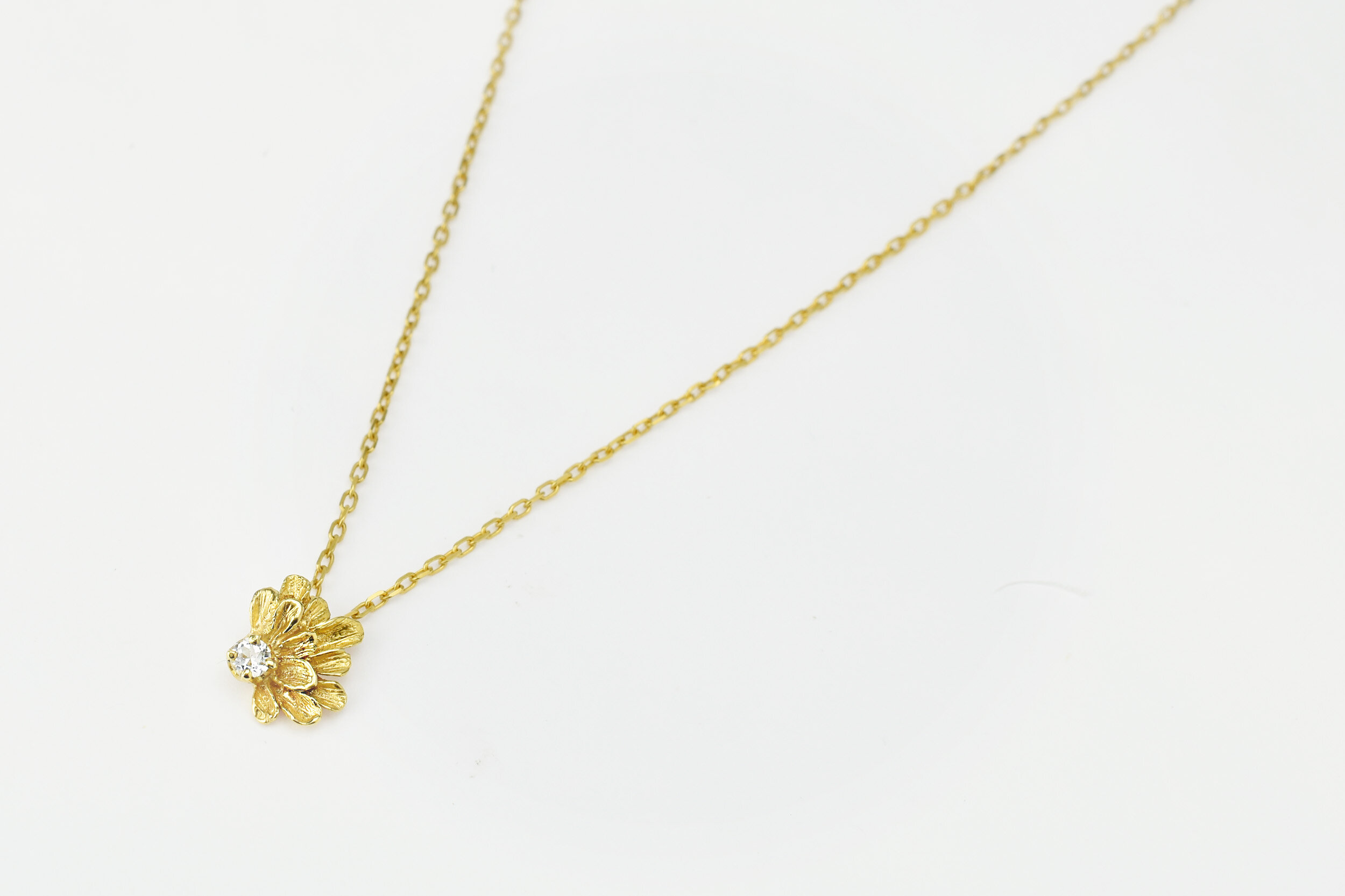 Petit collier fleur Dahlia or 18 carats ( or jaune, or gris, or blanc, or rose), argent 925 massif, vermeil (plaqué or) pour femmes