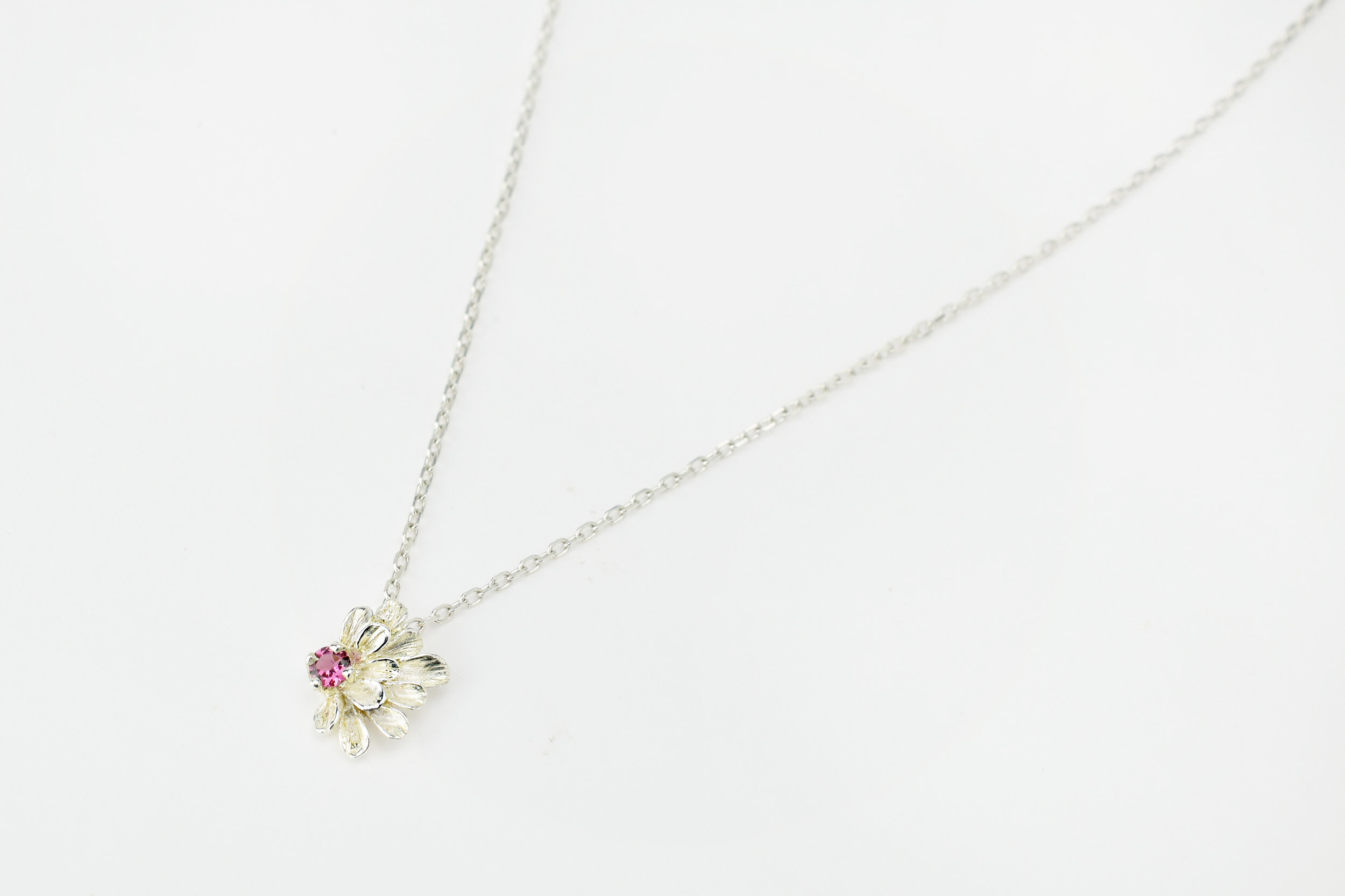 Pendentif fleur Dahlia de créateur paris or 18k ( or jaune, or gris, or blanc, or rose), argent sterling 925, vermeil (plaqué or)