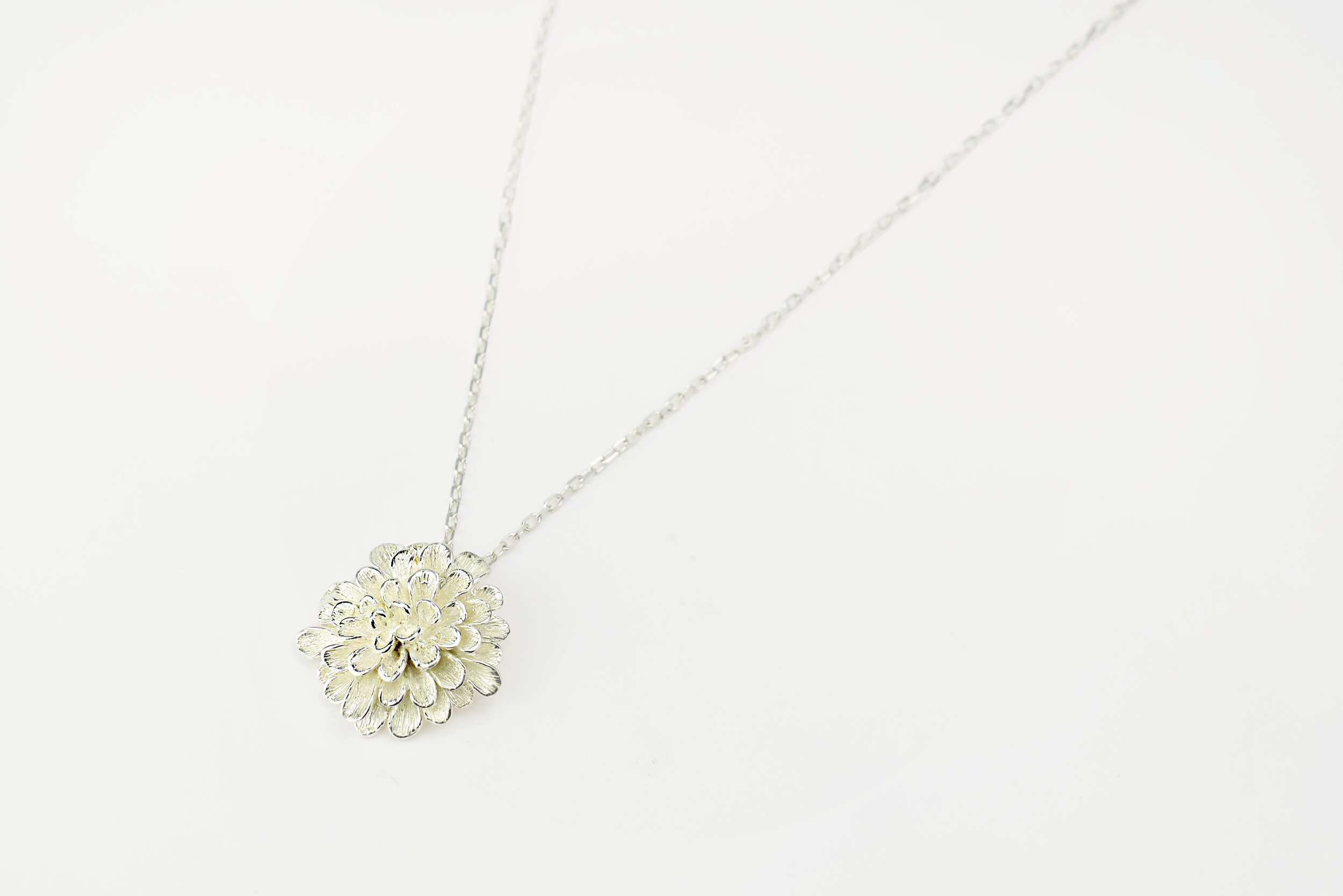 Pendentif fleur Dahlia simple artisan bijoutier