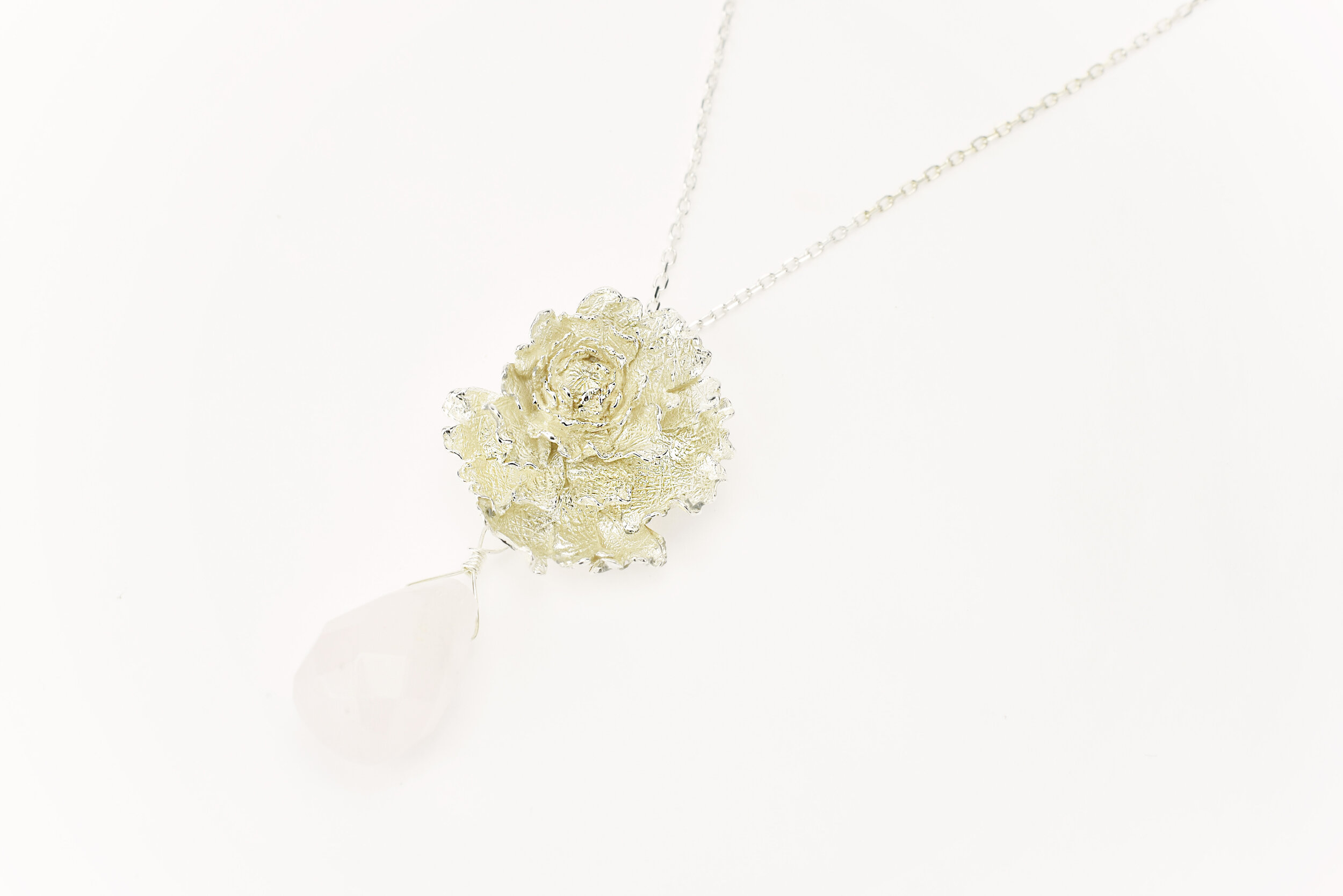 Collier pivoine brillant artisan bijoutier
