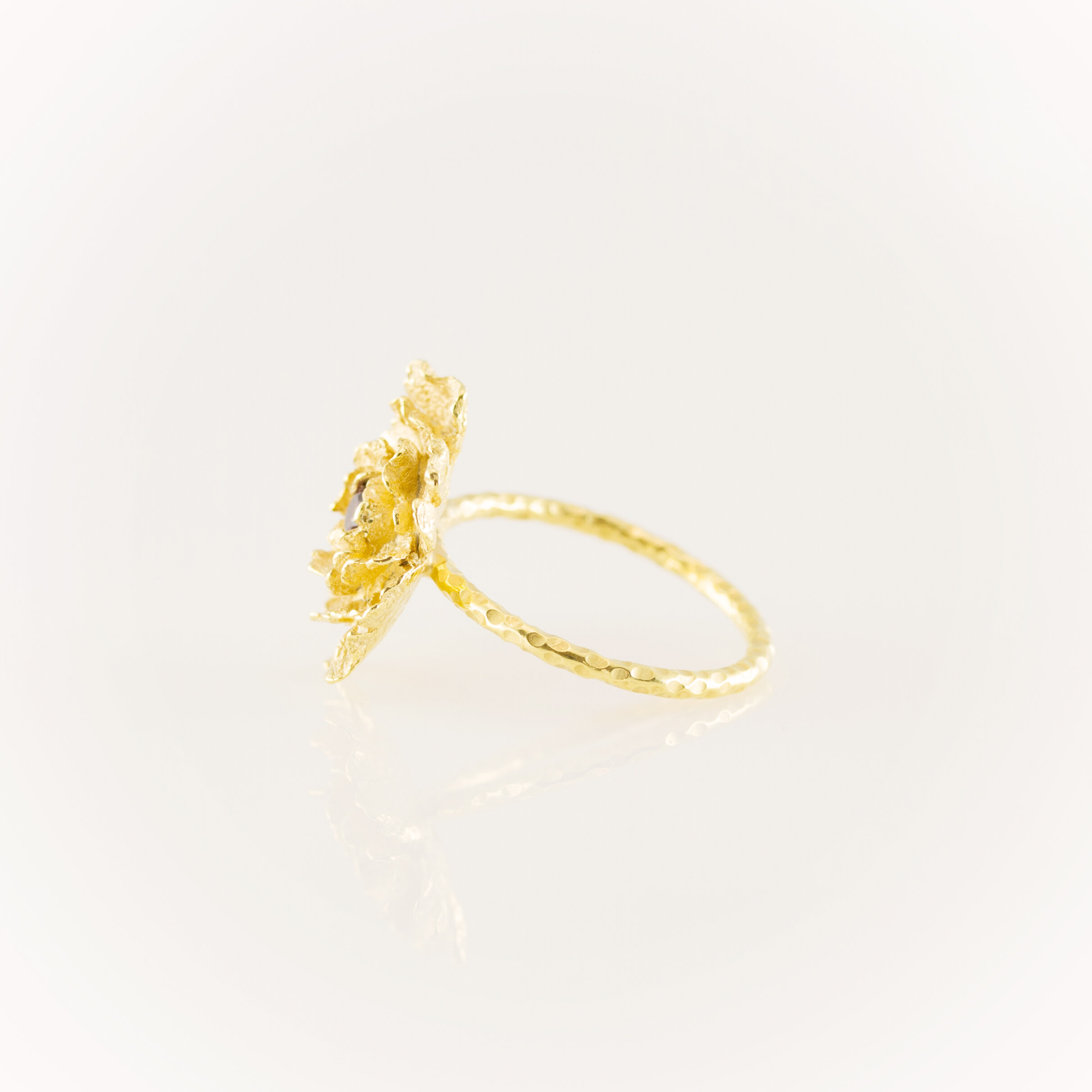 Bague pivoine ronde artisan bijoutier