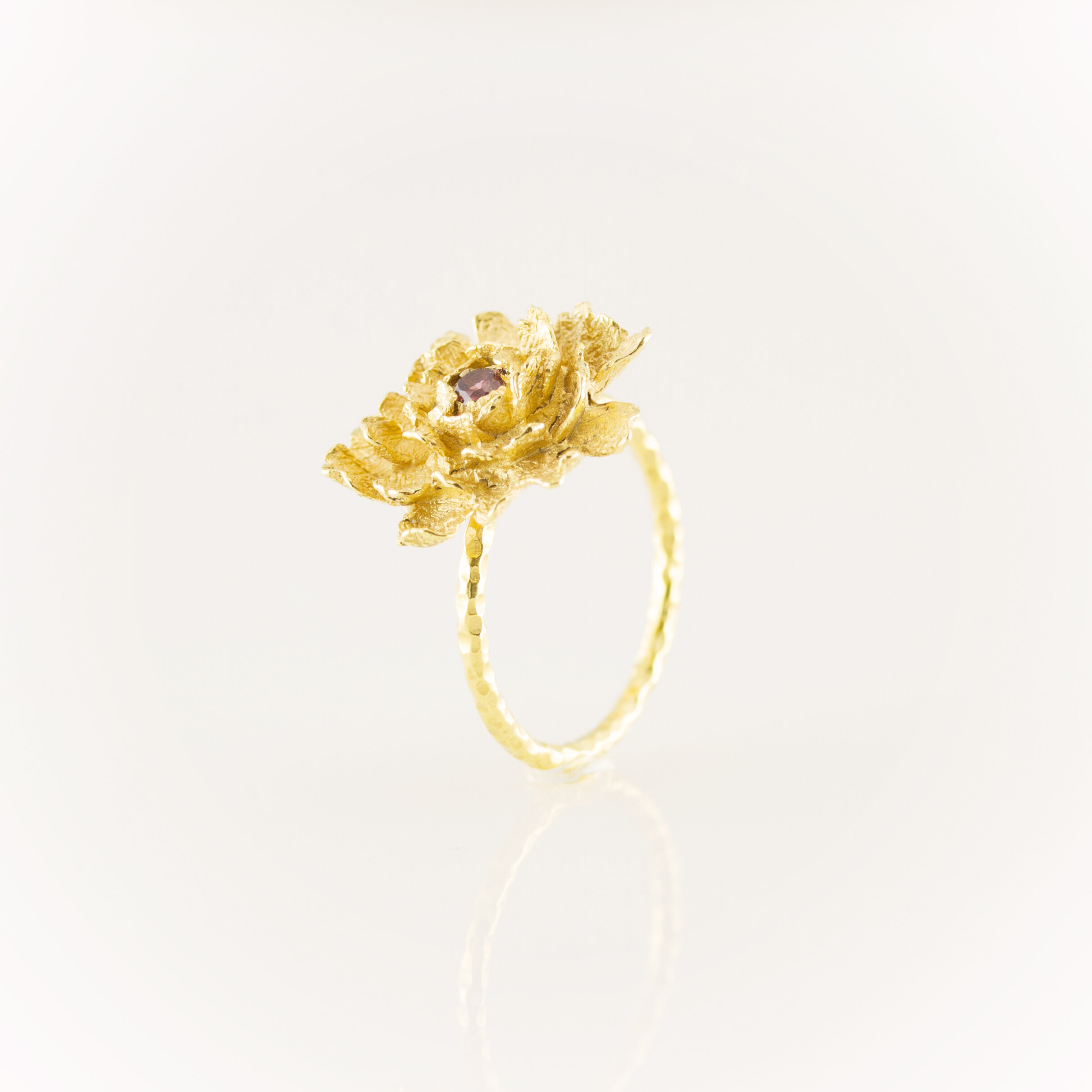 Bague pivoine ronde créateur parisien