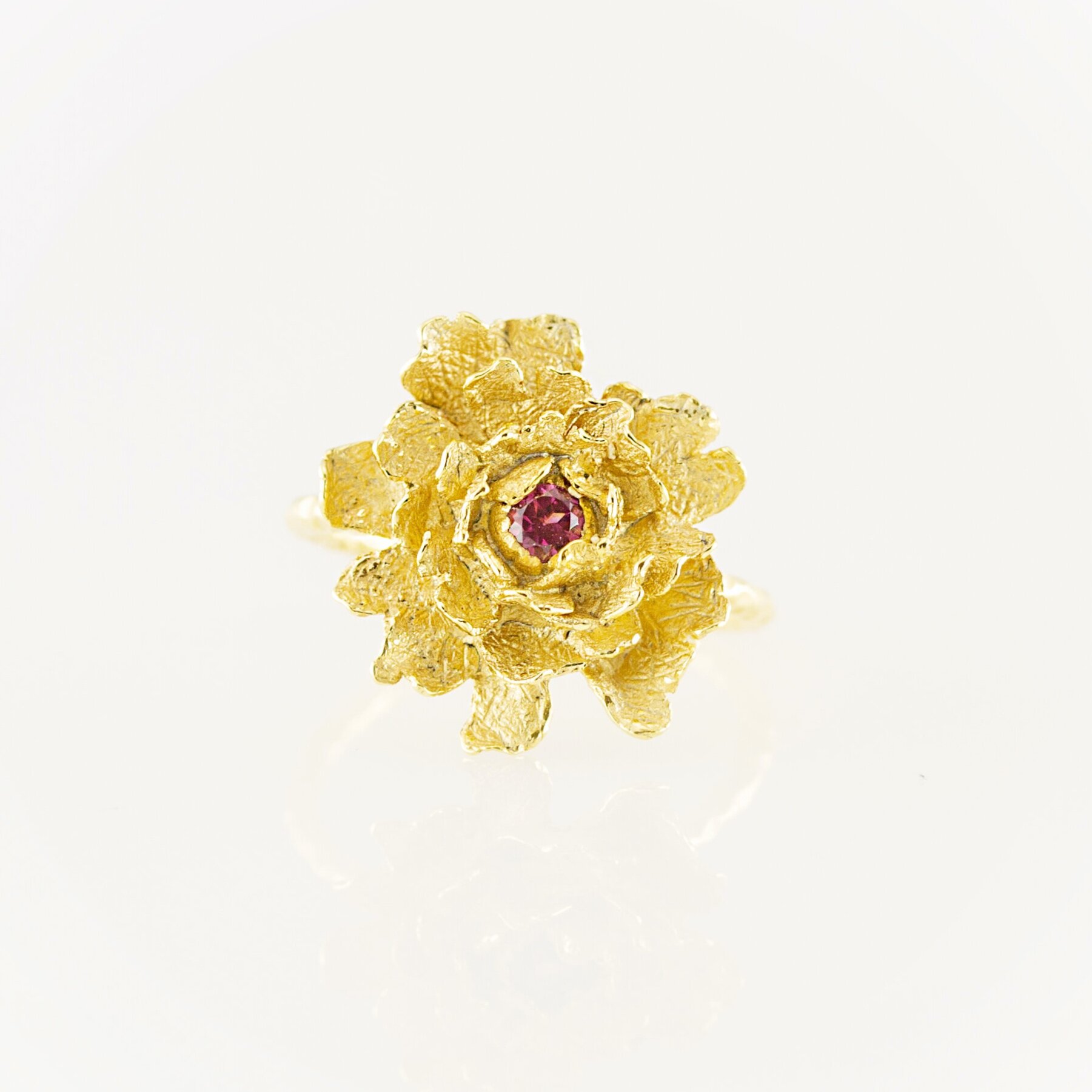 Bague pivoine ronde de créateur paris or 18k ( or jaune, or gris, or blanc, or rose), argent sterling 925, vermeil (plaqué or)