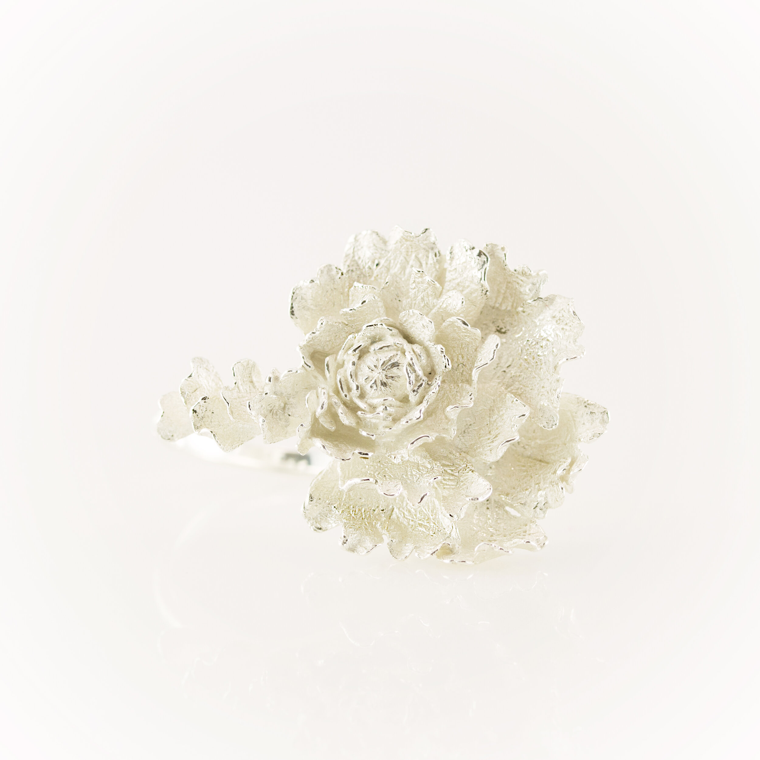 Bague pivoine floraison artisan bijoutier