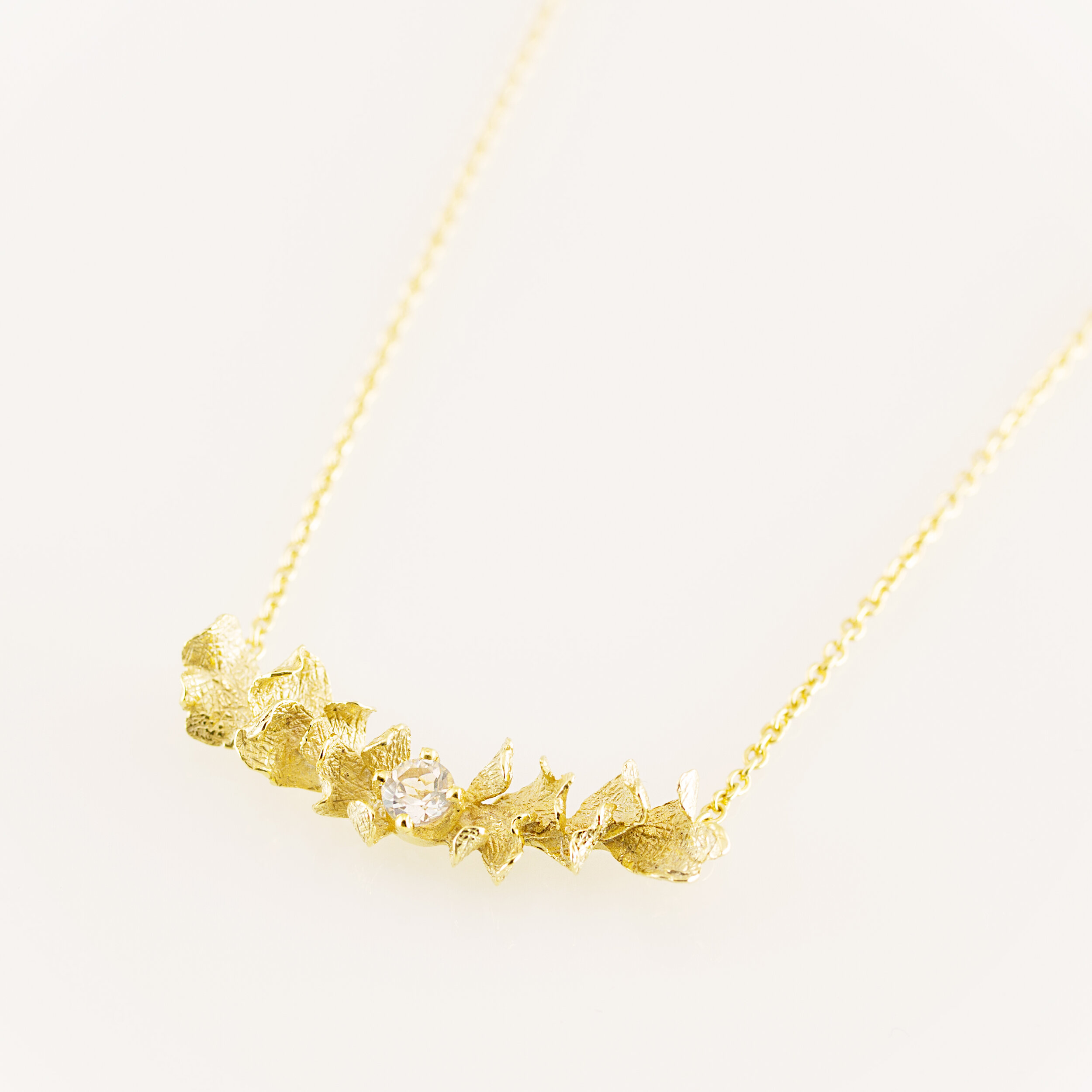 Collier pivoine barre bijoutier joaillier or 18k ( or jaune, or gris, or blanc, or rose), argent sterling 925, vermeil (plaqué or)