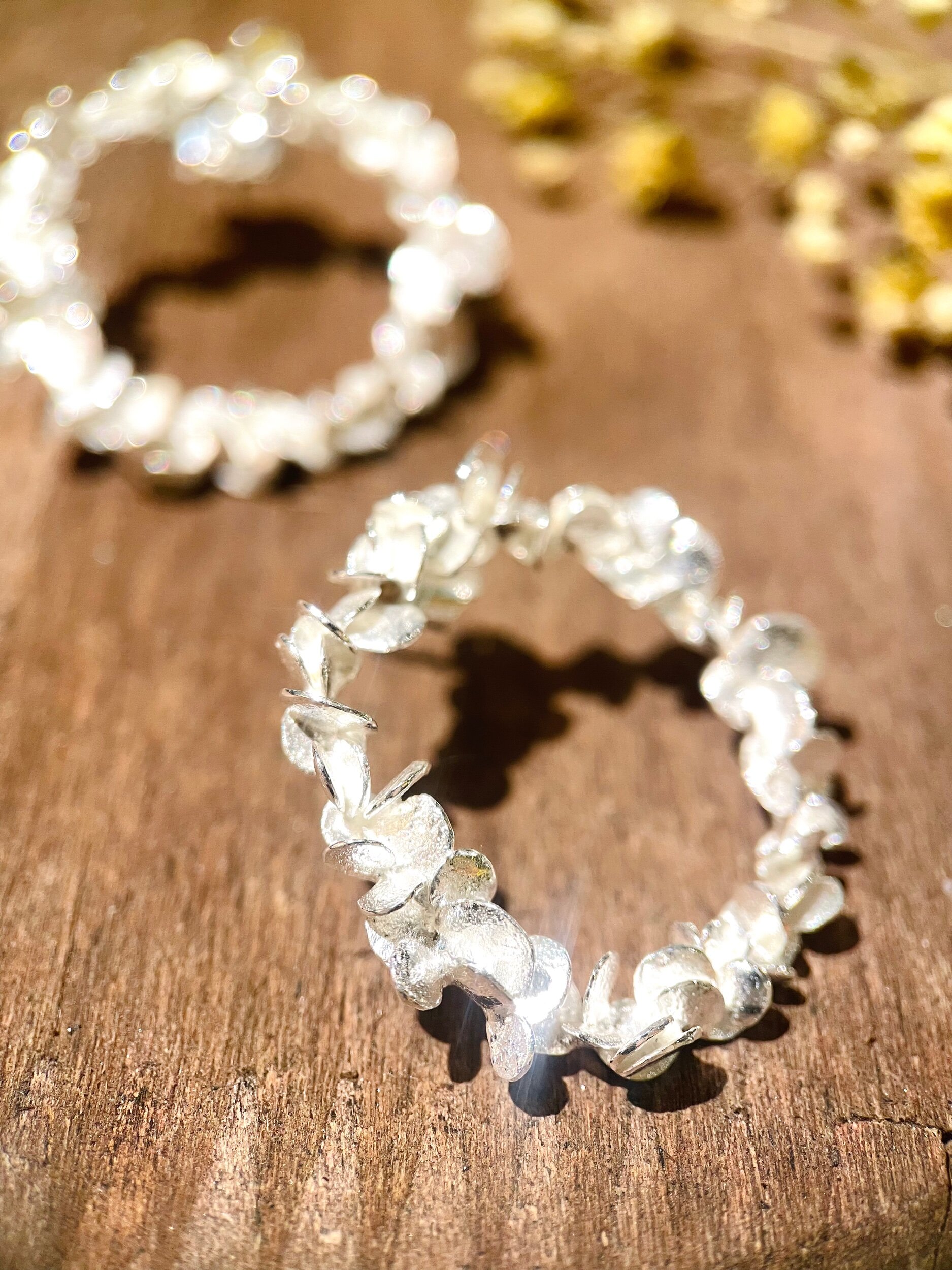 Boucles d'oreilles rondes argentées artisanales - La lueur de l'aube