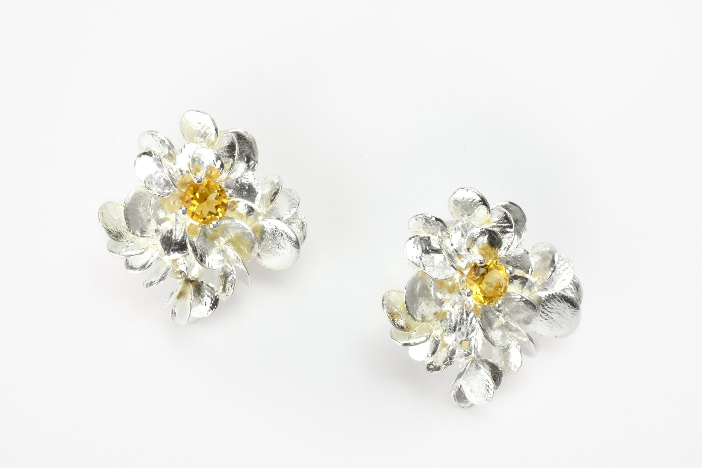 Silver earring made by a Parisian jeweler - La lueur de l'aube