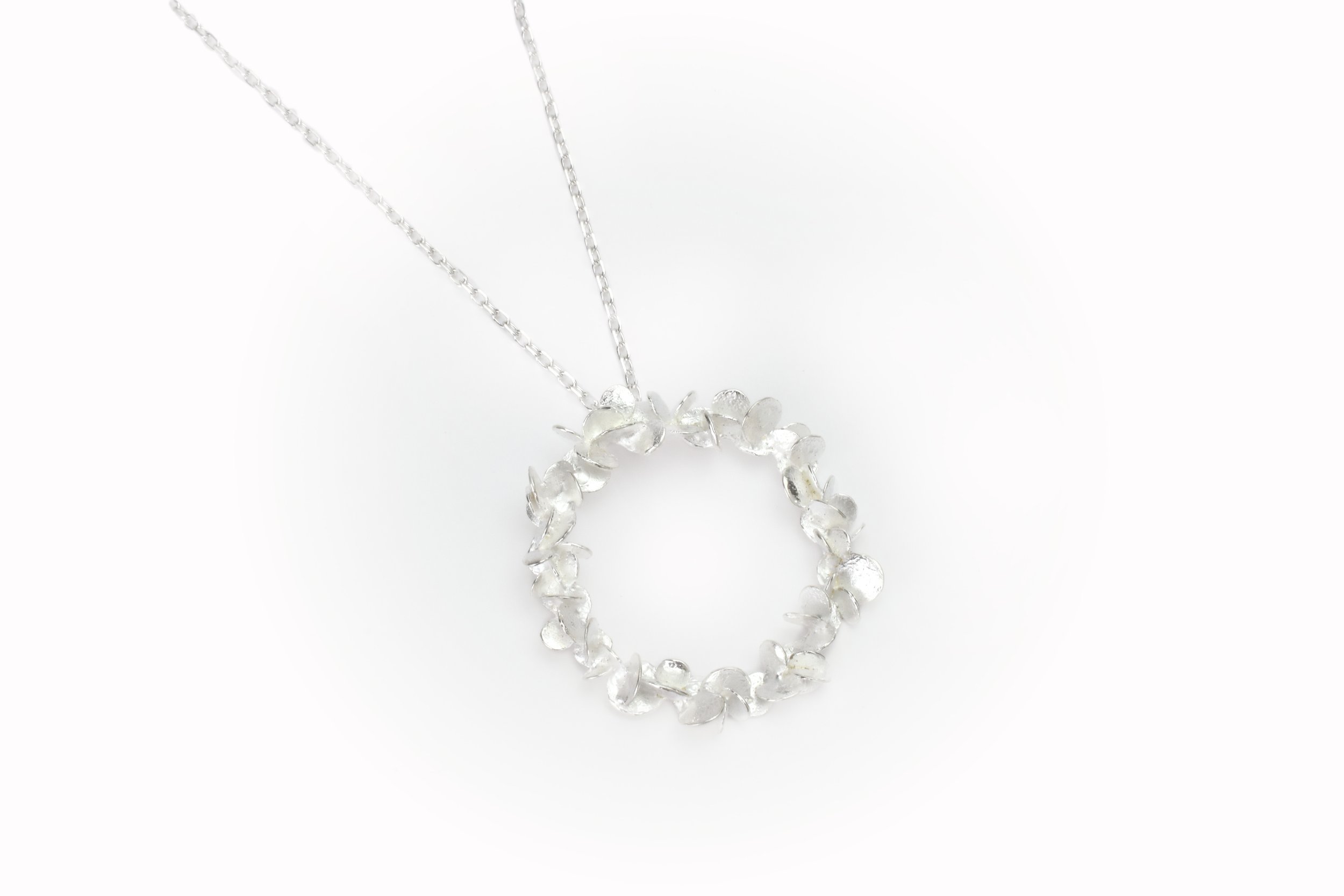 Collier rond argenté fait à la main - La lueur de l'aube