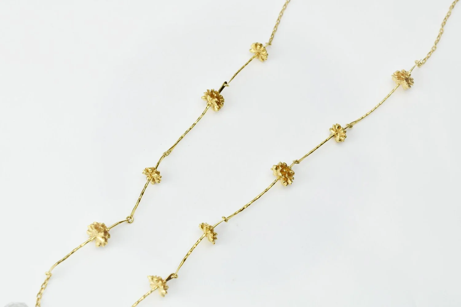 Long necklace with flowers - La lueur de l'aube