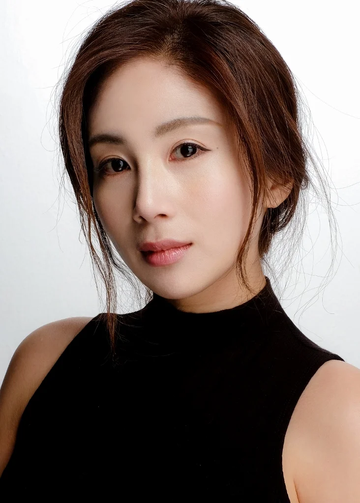 Yona Totten Headshot 1.jpg