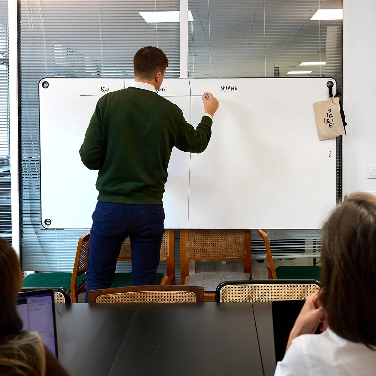 PLUME peut aussi être mis à l'horizontale et déplacé partout ! super pour les réunions improvisées