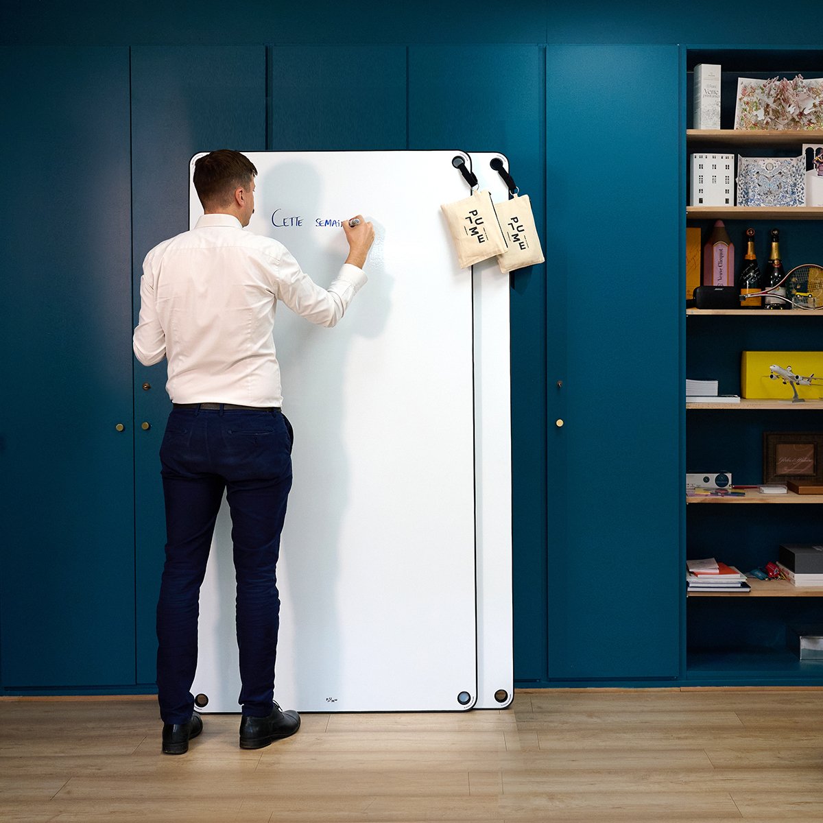 très pratique d'écrire sur ces panneaux effaçables à sec PLUME en position verticale