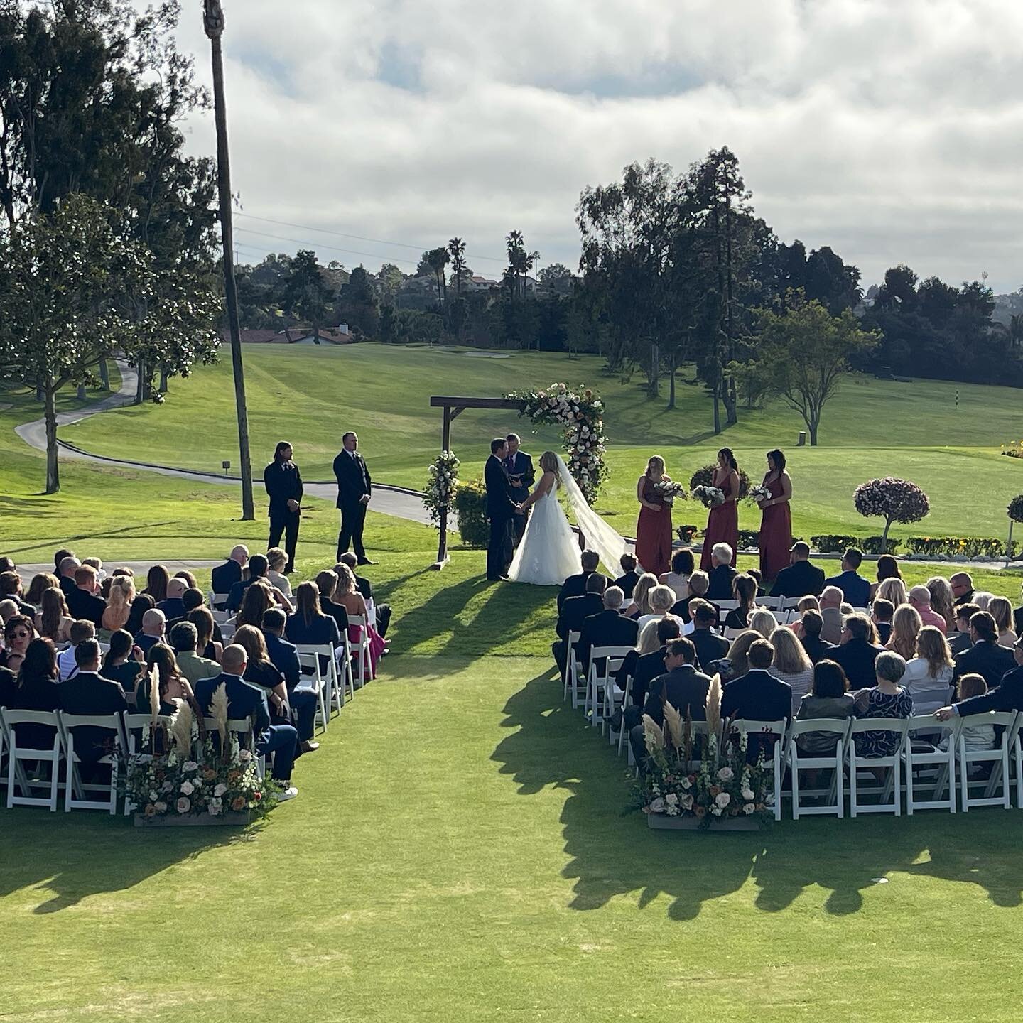Congratulations Alison and Ryan! Your gorgeous day went perfectly. 
@evermorefloral 
@lomassantafecc 
@sunbeatfilms 
@vgdonut 
@dancingdjproductions 
@vowstudio101 
@taylordapice.photo.video 
#heatherkeithevents 
#sdweddings 
#sandiegoweddings 
#sand
