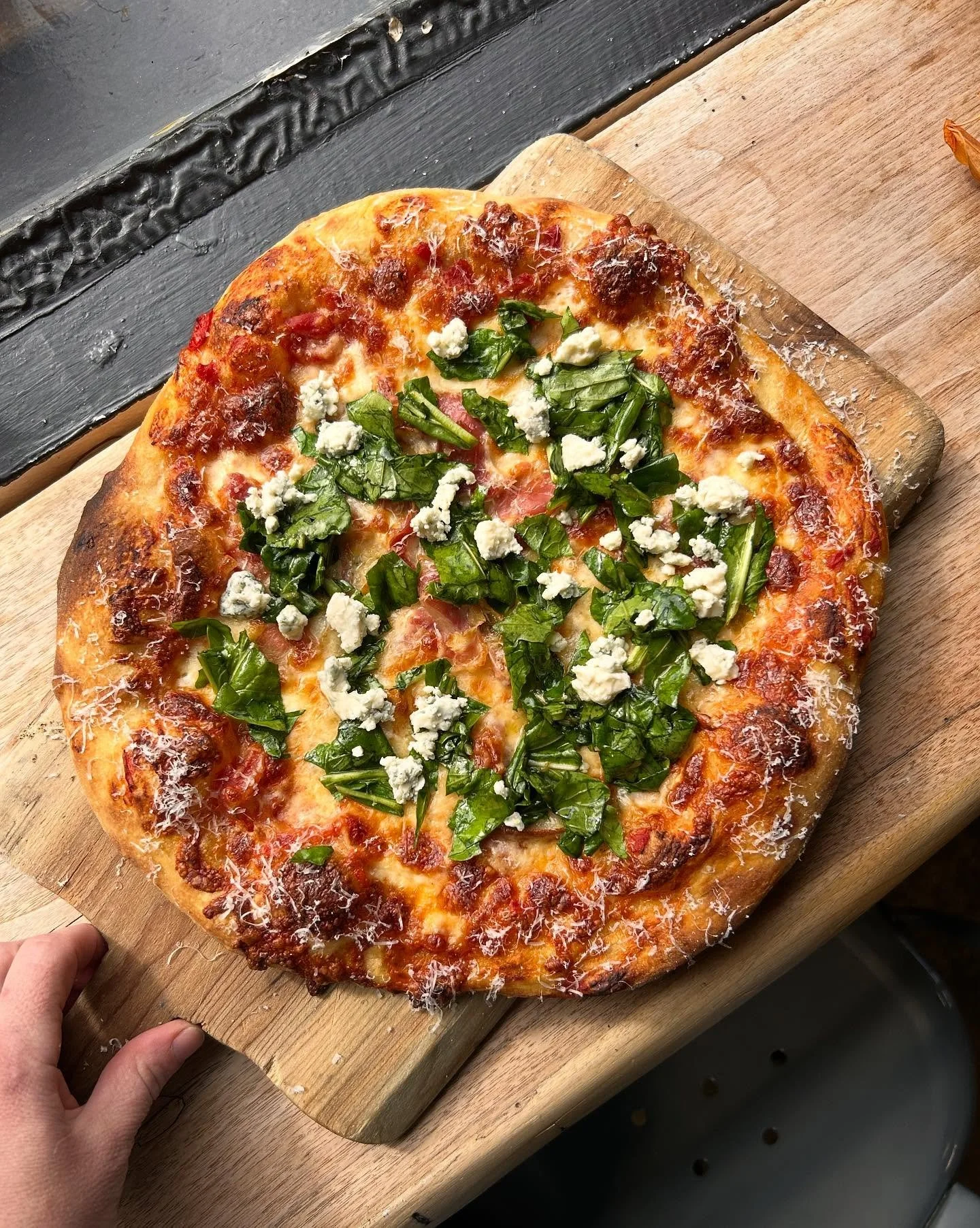 Saturday pizza, you can never go wrong with pears, pancetta, leeks, arugula, and blue cheese on a pizza. Perfect for lunch or breakfast… no judgment, however you choose to spend your Saturday is just fine. 
We are going till 2:00
❤️