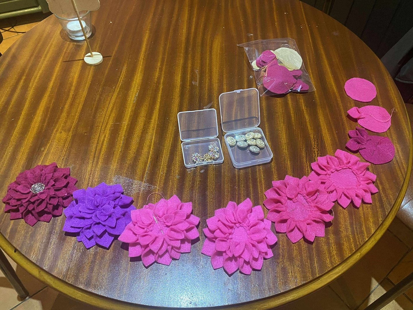 I spent a wonderful afternoon yesterday with some members of the Renfrewshire Ladies Group doing my fabulous felt flowers workshop. Over 3 hours of crafting, chat and laughter an amazing collection of felt dahlias were created and turned into brooche