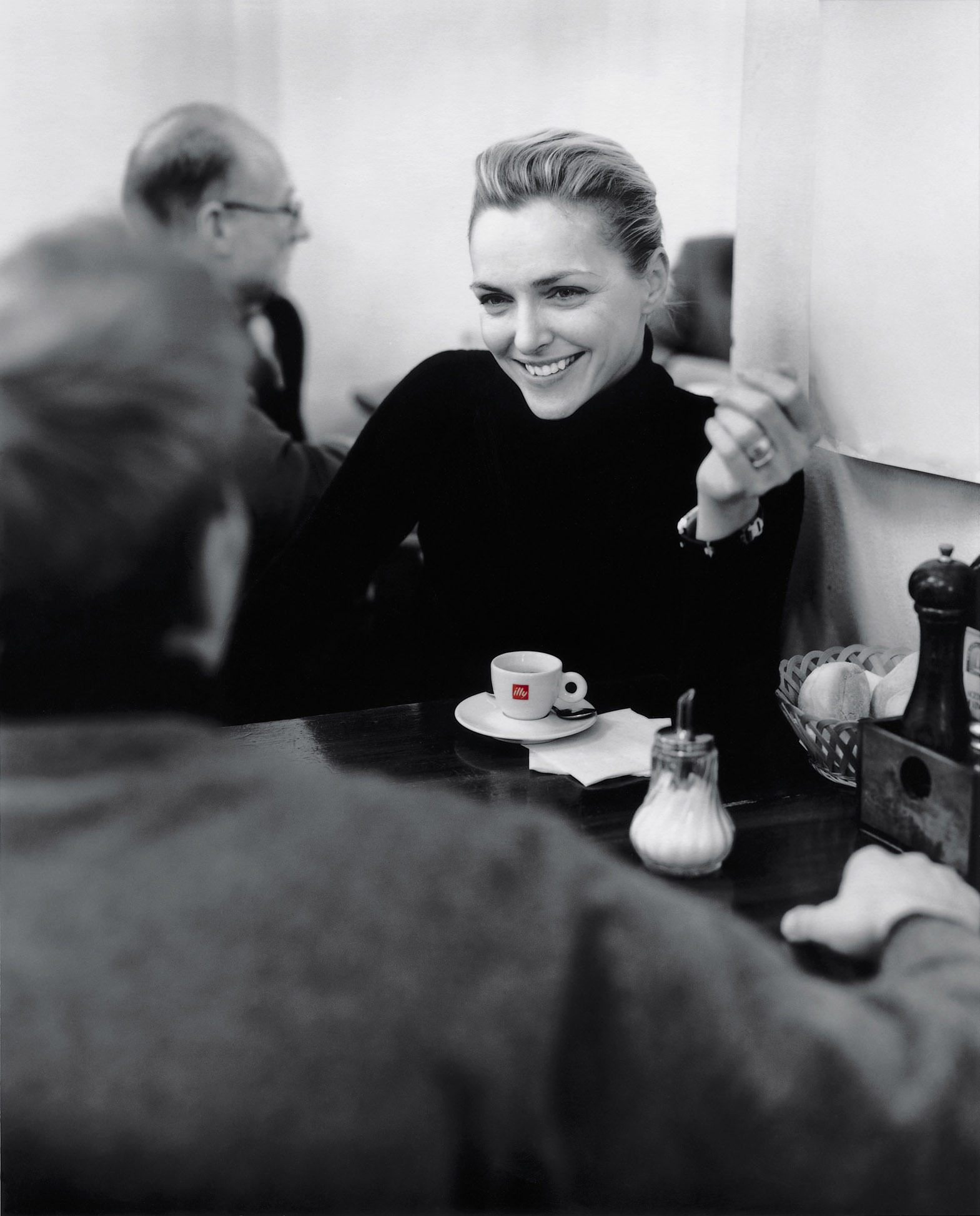 illy-woman-at-cafe.jpg