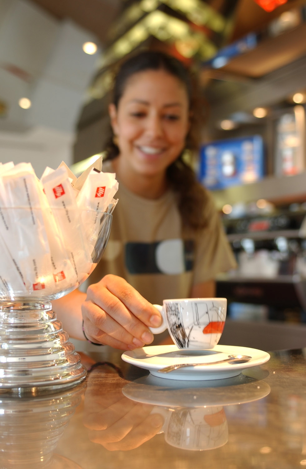 illy-woman-at-bar.jpg