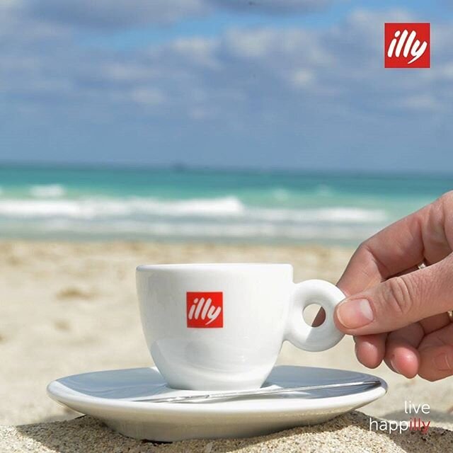 Dreaming of sunnier places today.

#livehappilly #illycoffee