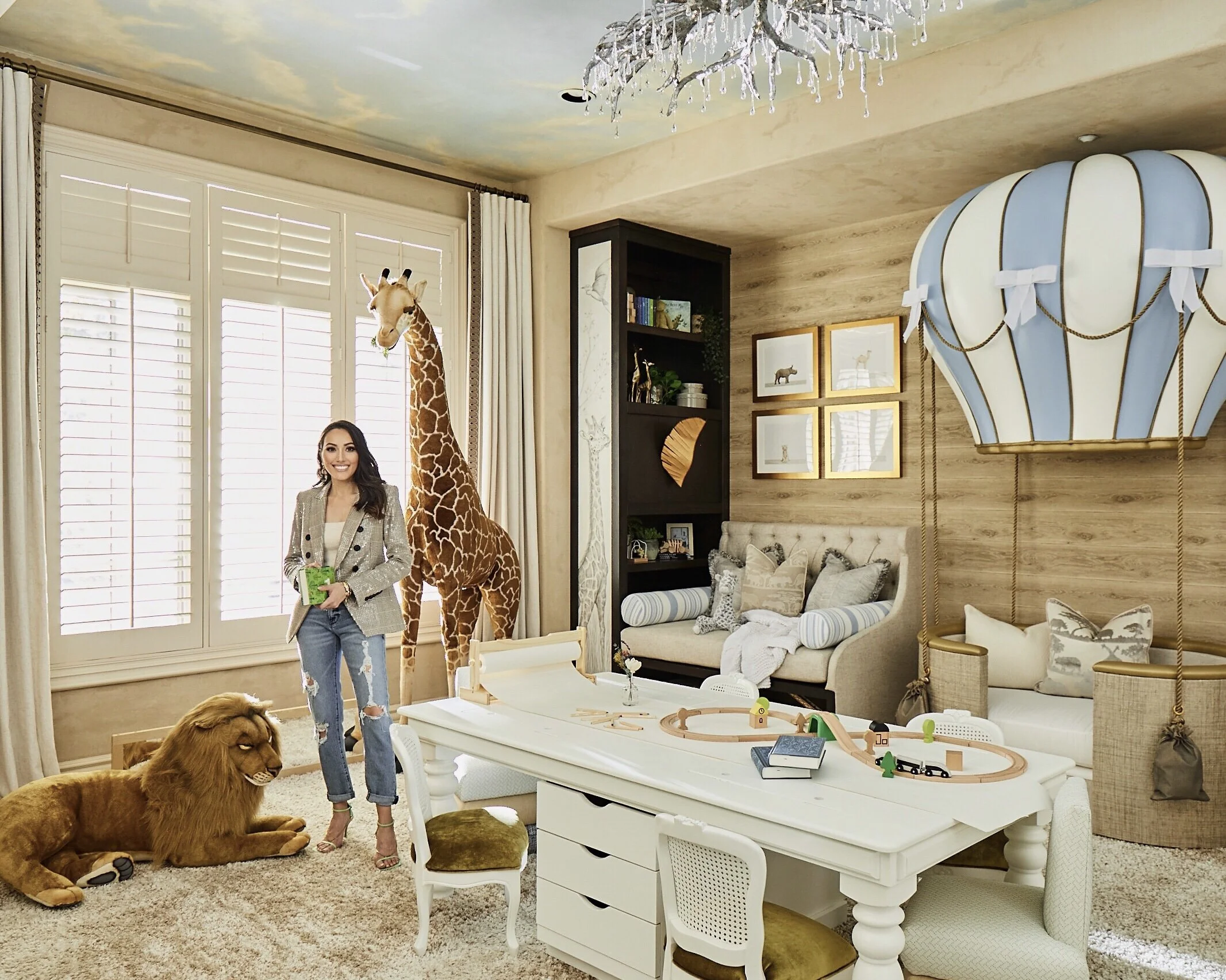 playroom-ideas-safari-theme-hot-air-balloon-stephanie-debrincat.jpg