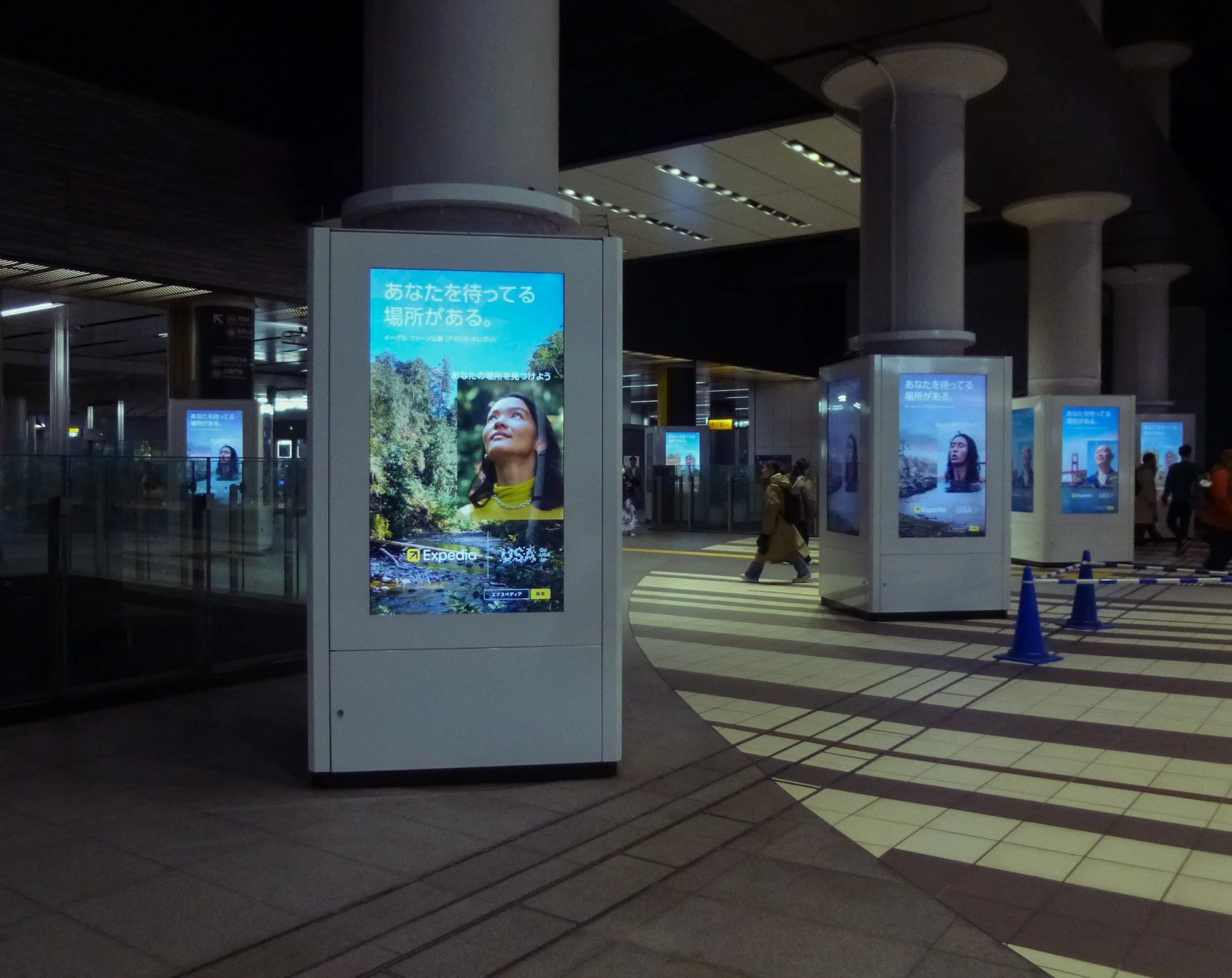 駅映像媒体／TOQｻｲﾈｰｼﾞﾋﾟﾗｰ 東横線渋谷駅ヒカリエ改札前_20241118_0068.jpg