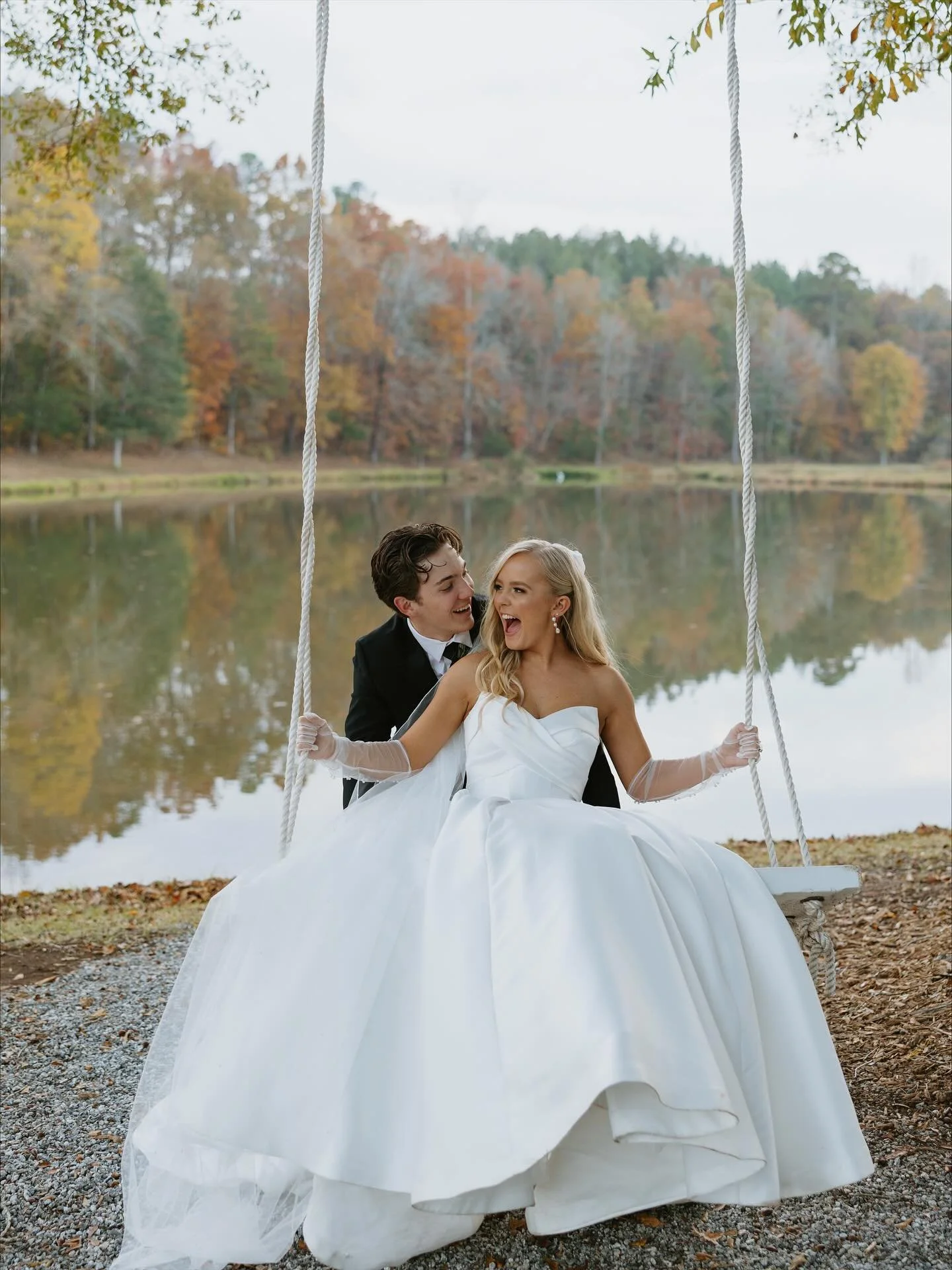 Just a few of Evie &amp; Weston&rsquo;s wedding previews from this past weekend 🍂🤎 it was the perfect fall day at my favorite venue @heywardmanor . Can&rsquo;t wait to share more from this sweet day!

Venue: @heywardmanor 
Coordinator: Kim Clark
Ph