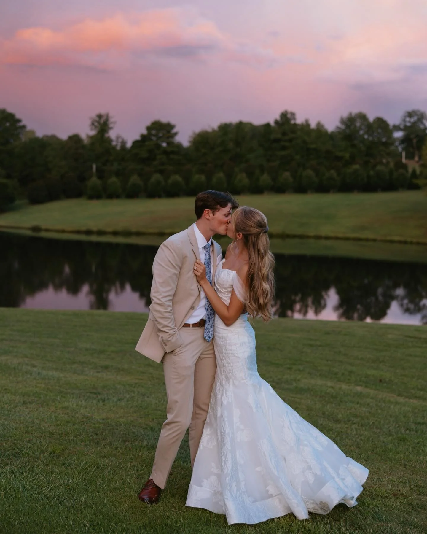 Squeezing so many favorites into this post from Gabbie &amp; Aidan&rsquo;s wedding last fall 🤍 such a special day at my favorite venue!

Venue: @heywardmanor
Coordinator: @eventswithyourstruly
Photographer: @baileyelise.photo
HMU: @cottonrougeandco
